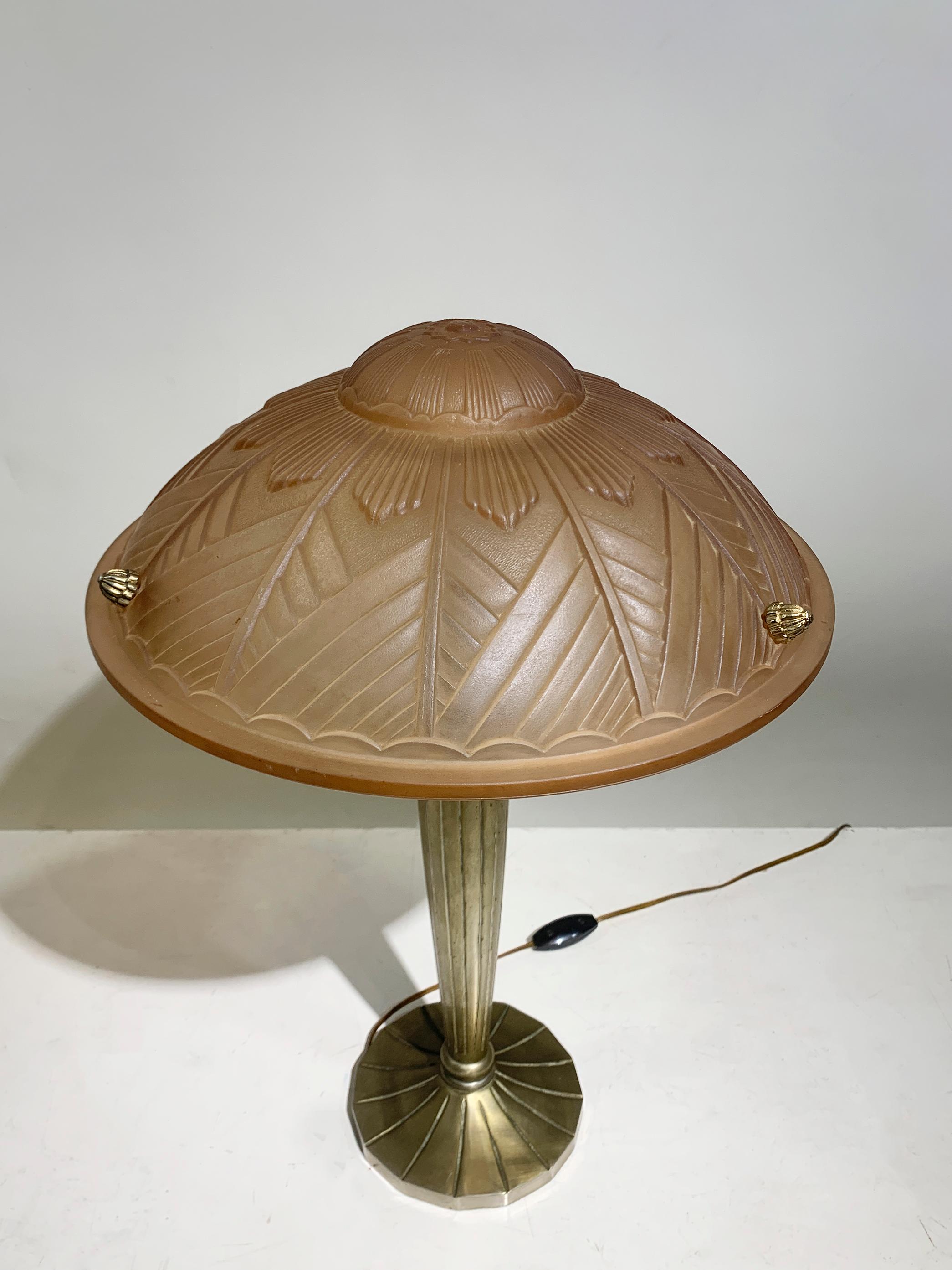Pair of French Art Deco Table Lamps in Pink Press-molded Glass, Circa 1930 For Sale 3