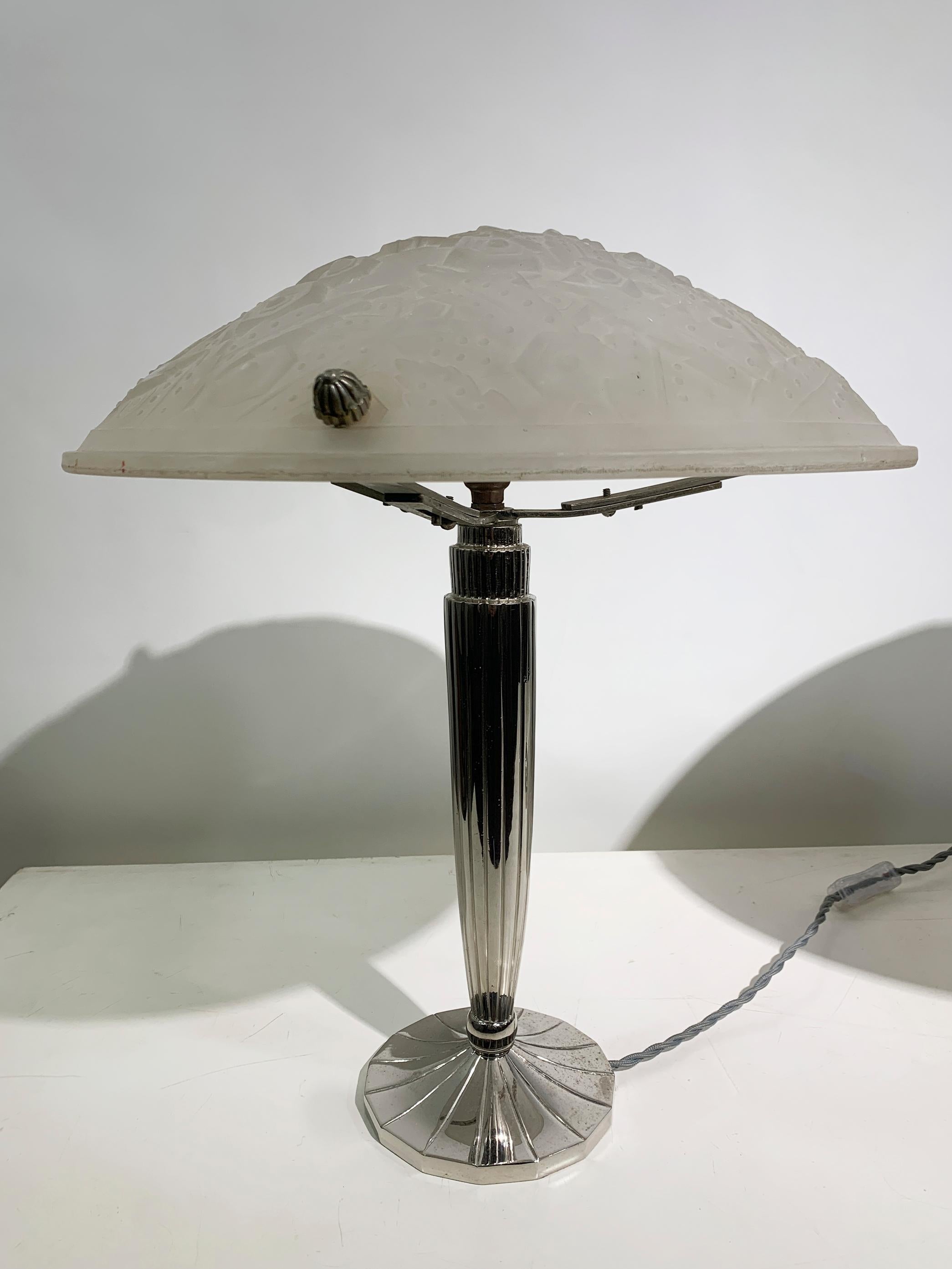 Magnifique paire de lampes de table Art déco, dotée d'un superbe panneau en verre moulé orné d'un captivant motif de fruits et de feuilles en relief.
 Signature 