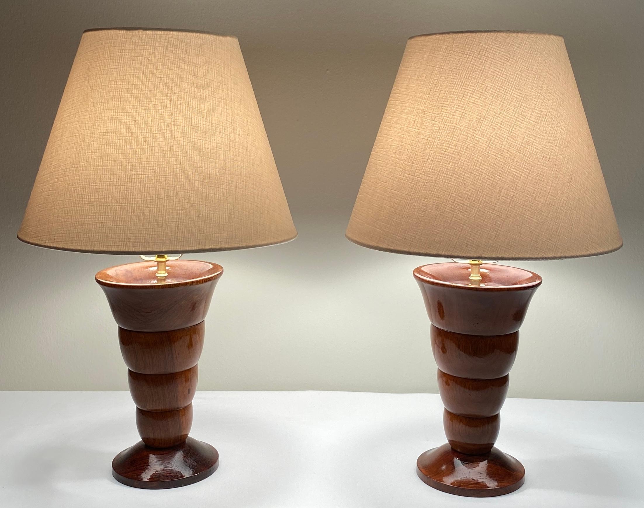20ième siècle Paire de lampes de table Art déco françaises en bois de rose massif  en vente
