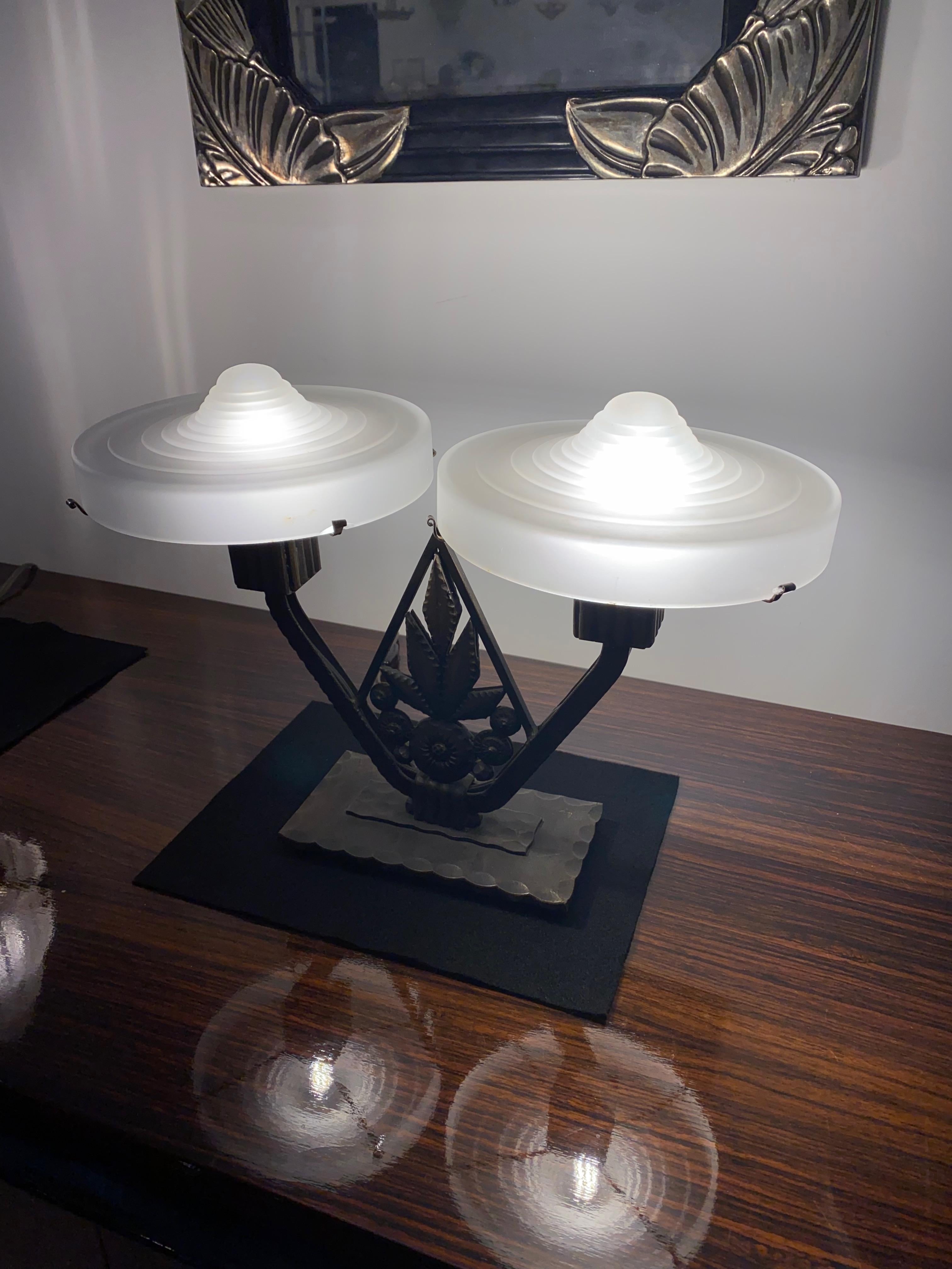 Paar französische Art-Déco-Tischlampen mit geometrischem Motiv  im Angebot 5