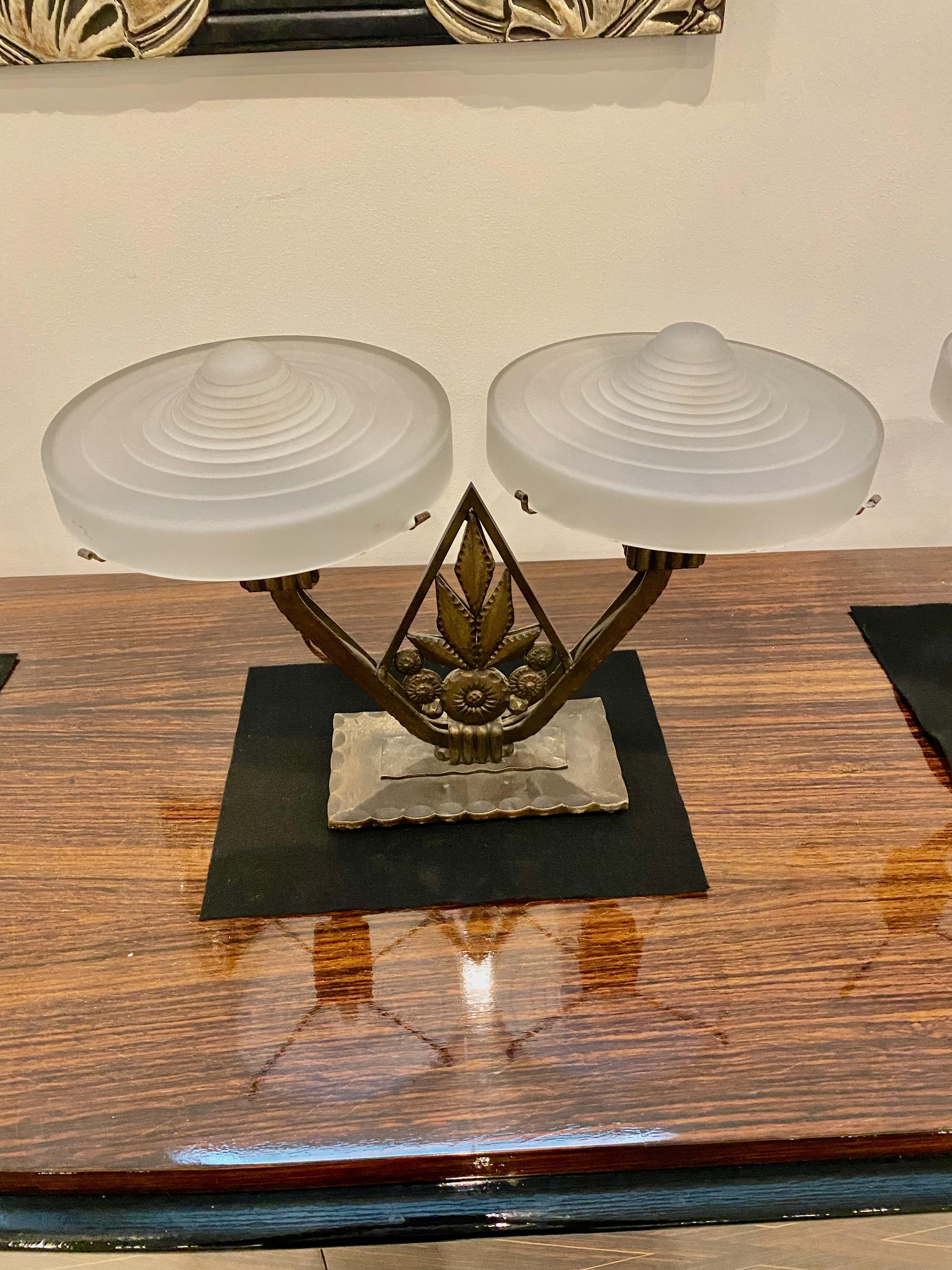 Paar französische Art-Déco-Tischlampen mit geometrischem Motiv  (Frühes 20. Jahrhundert) im Angebot