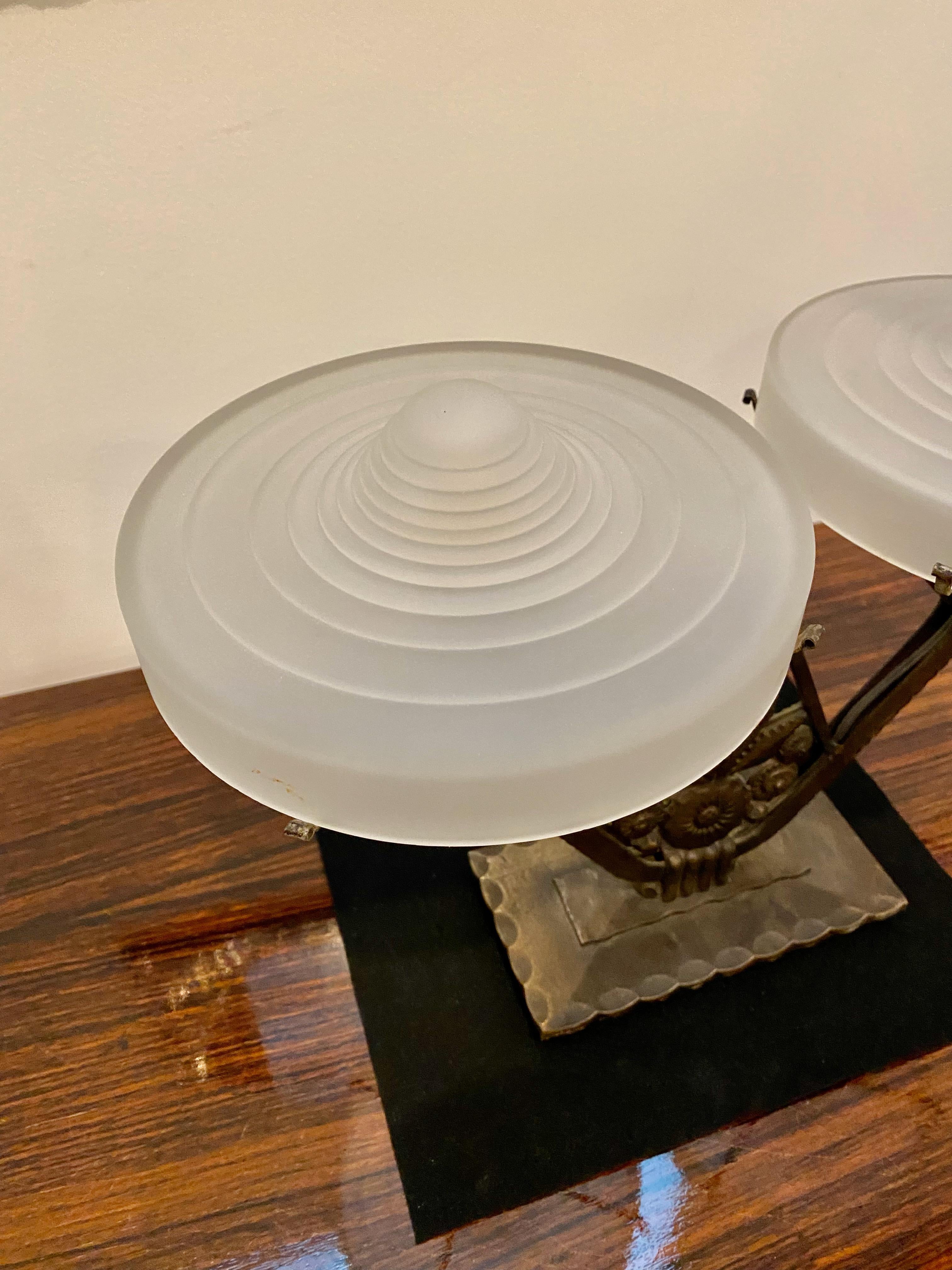 Paar französische Art-Déco-Tischlampen mit geometrischem Motiv  (Glas) im Angebot
