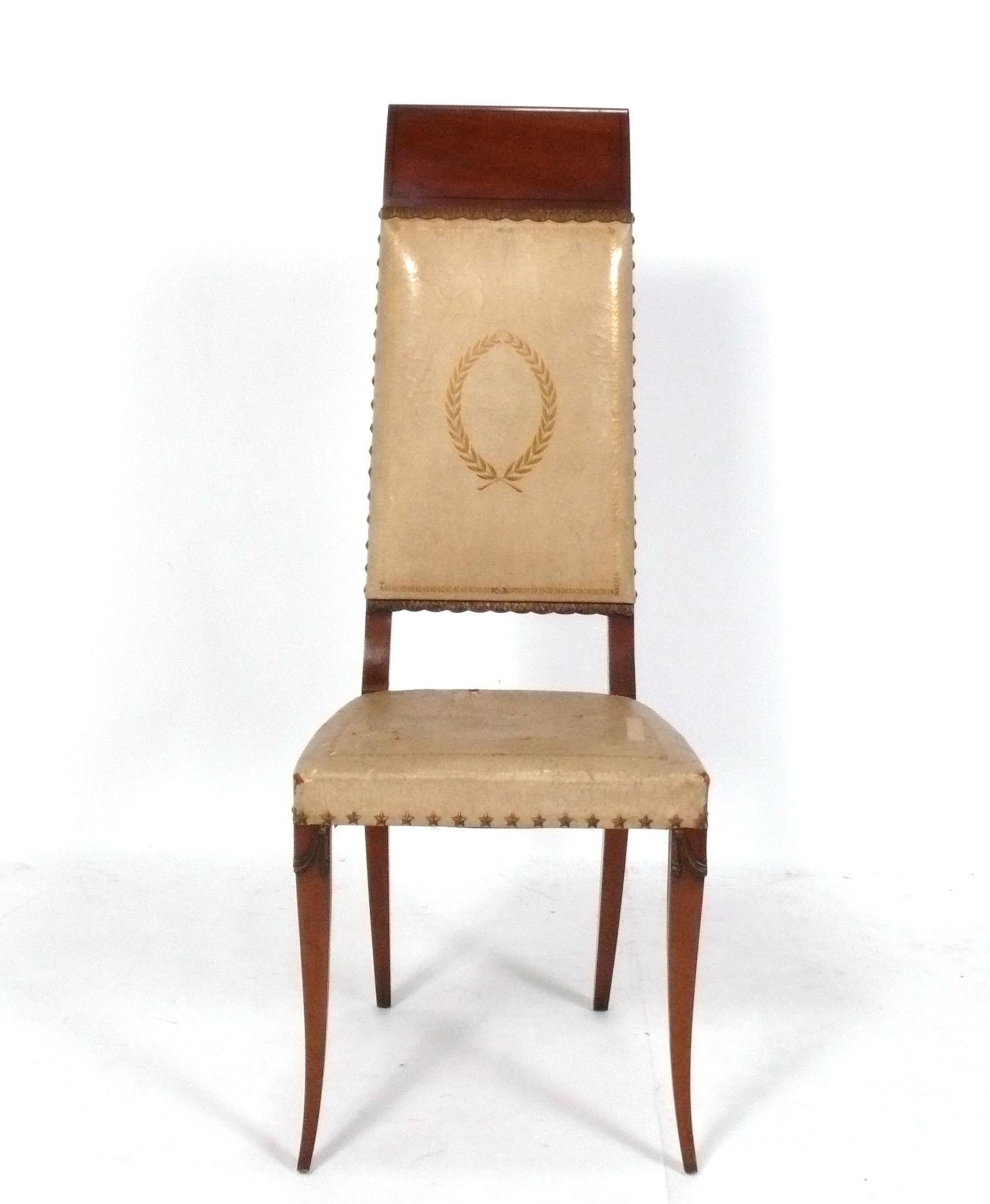 Paire de chaises d'appoint à dossier haut, France, vers les années 1930. Ces chaises sont actuellement en cours de remise à neuf et de retapissage. Ils peuvent être finis dans la couleur de votre choix et retapissés dans votre tissu. Il suffit de