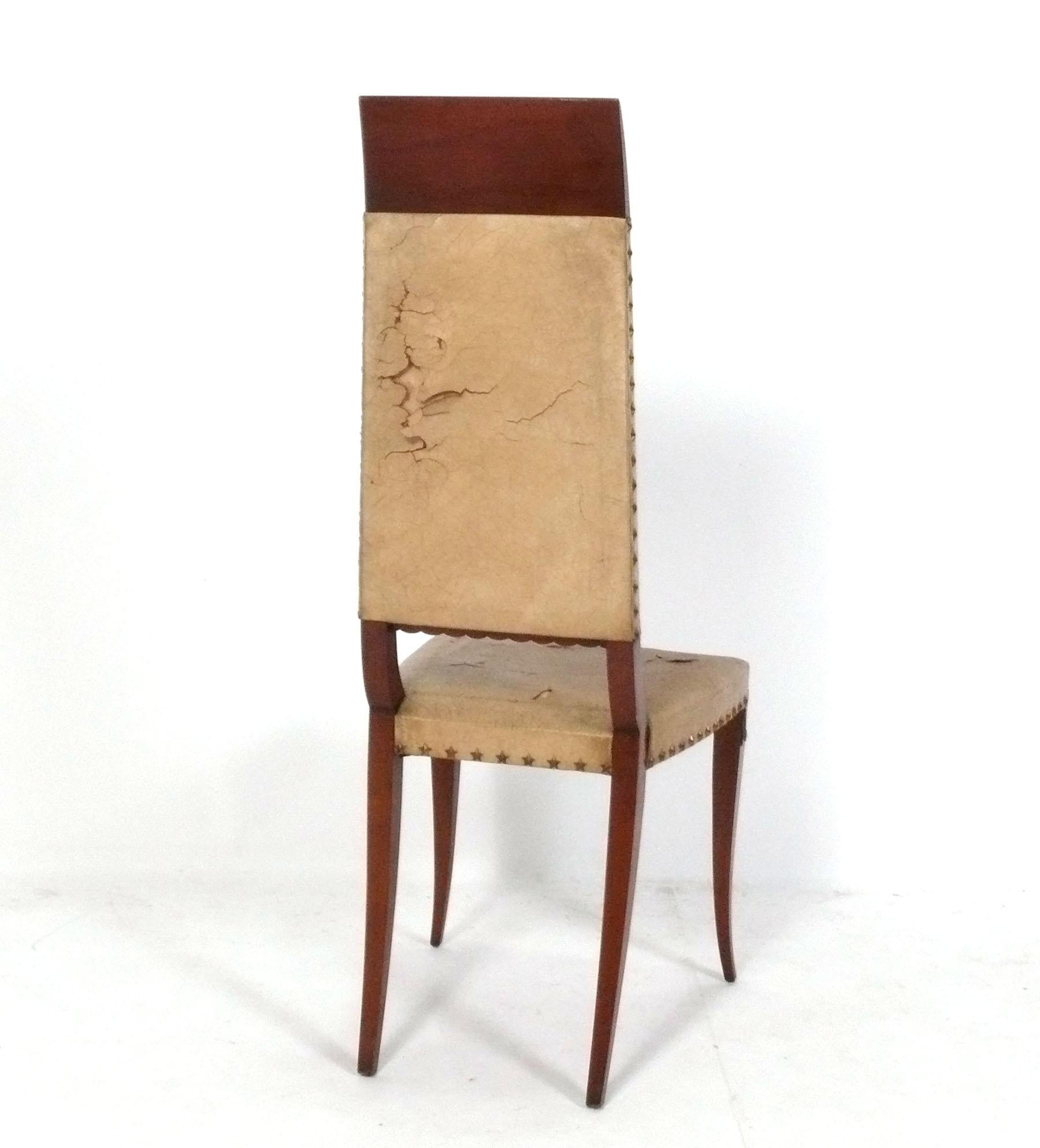 Français Paire de chaises à dossier haut de style Art Déco, circa 1930, repeintes et tapissées. en vente