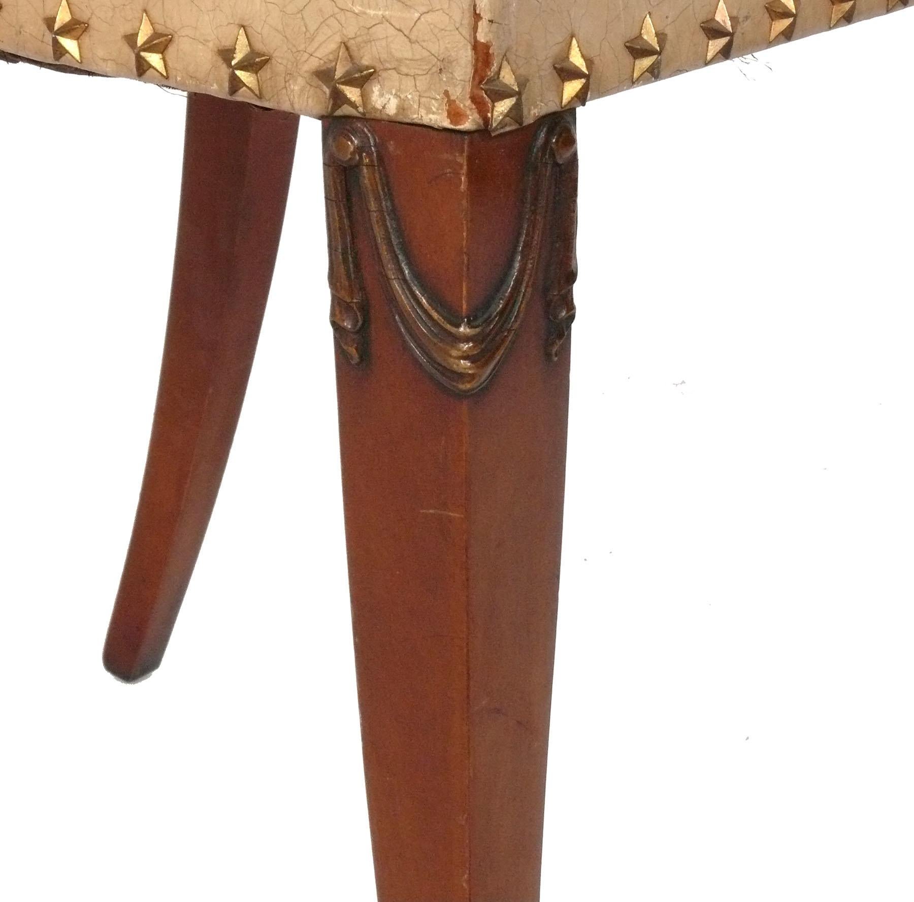 Milieu du XXe siècle Paire de chaises à dossier haut de style Art Déco, circa 1930, repeintes et tapissées. en vente