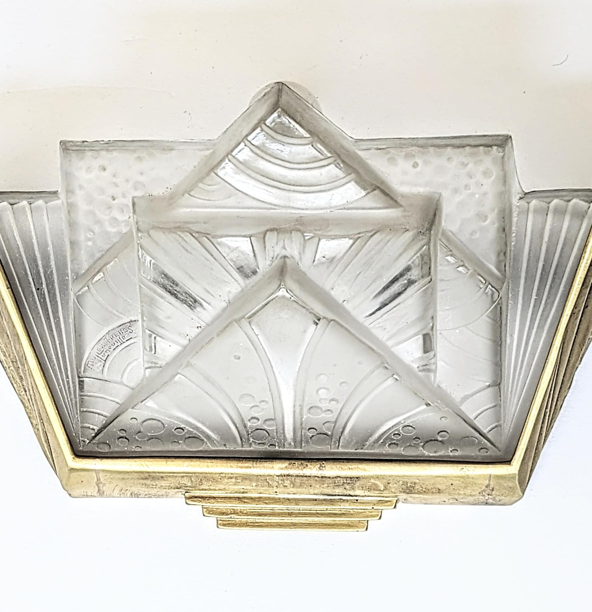 Pair of French Art Deco Wall Sconce Signed by Muller Frères In Good Condition In Long Island City, NY