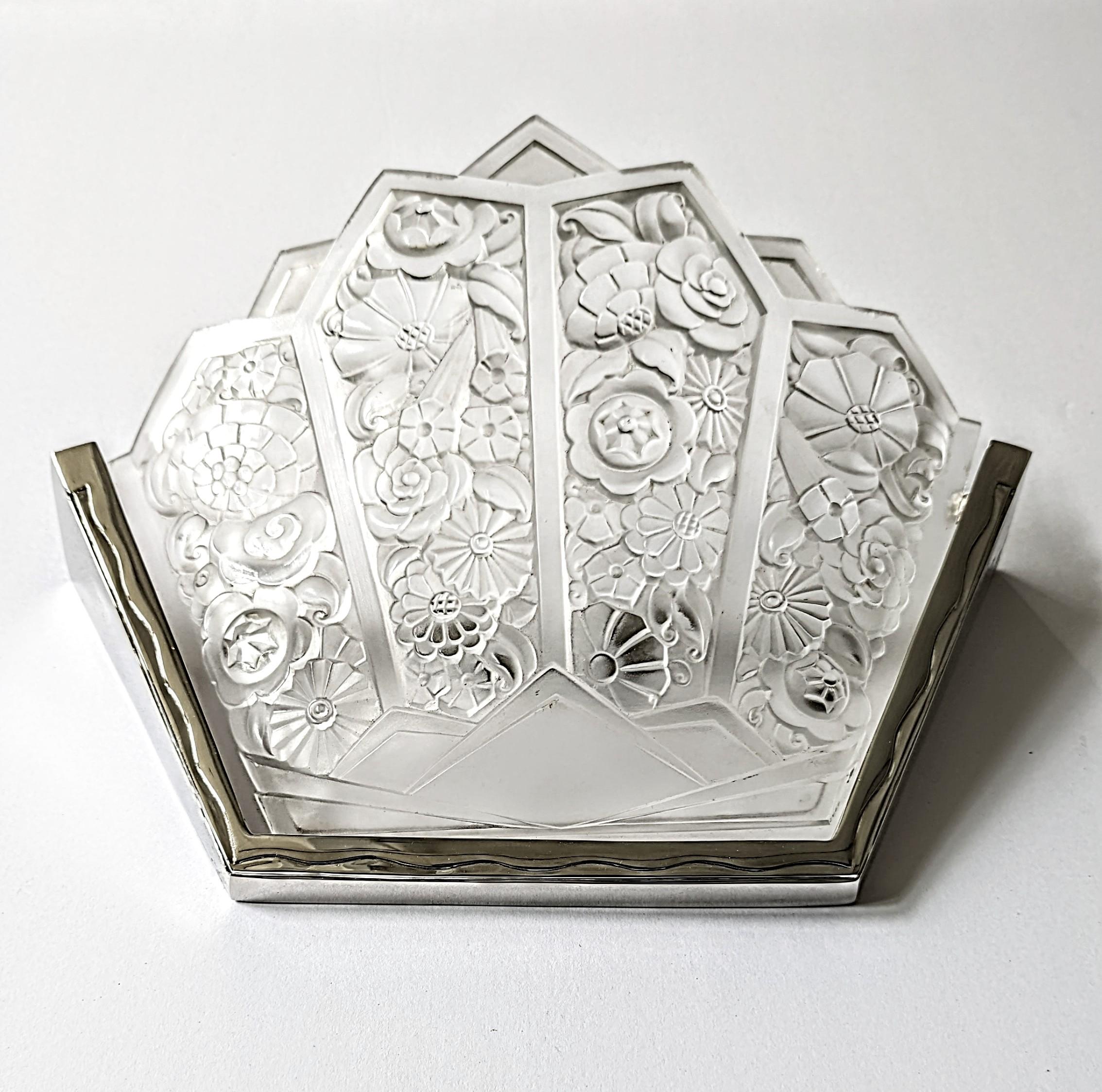 Una splendida coppia di applique francesi Art Déco dell'artista francese 
