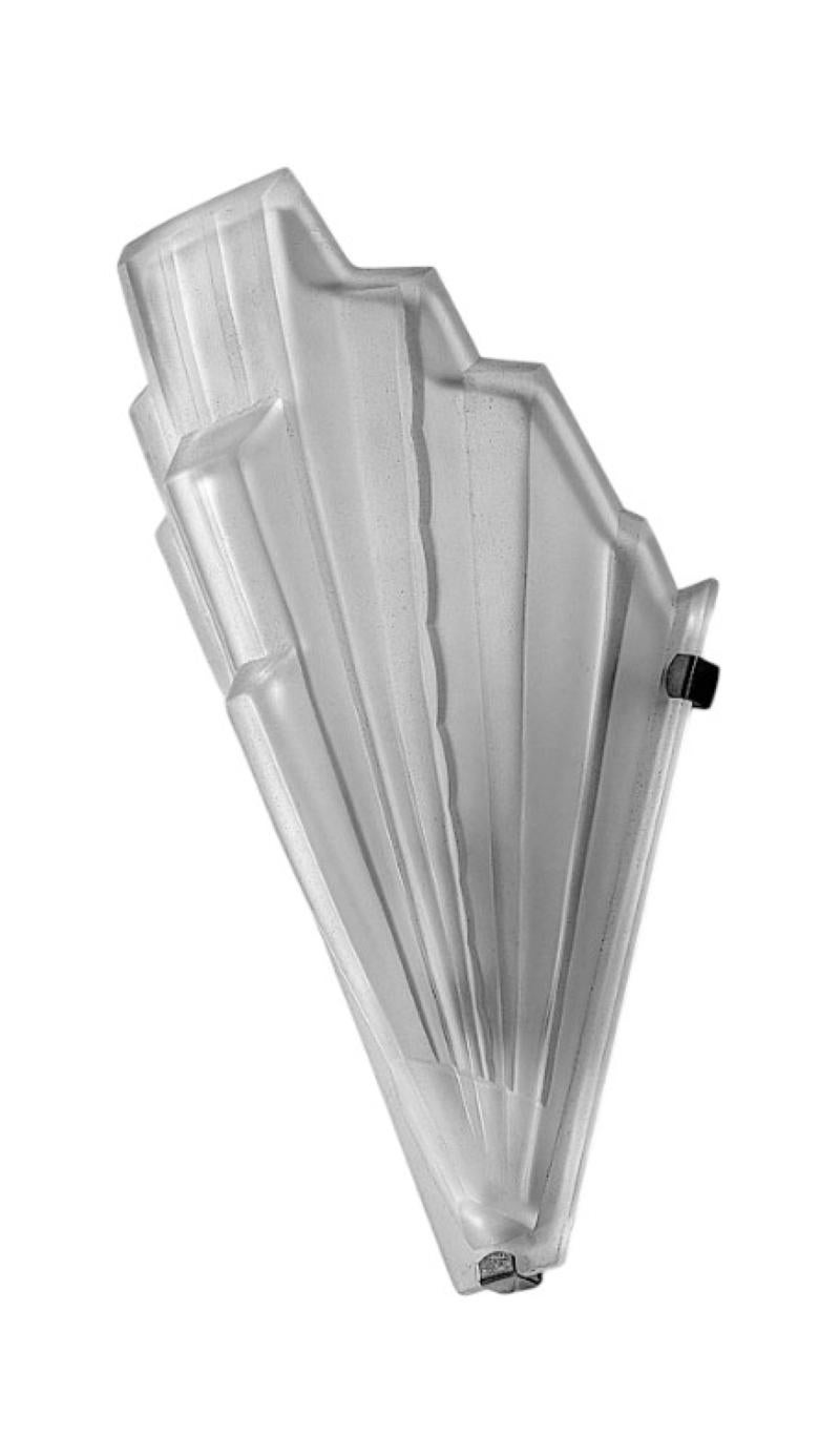 Pressé Paire d'Appliques Murales Art Déco Françaises par Sabino en vente