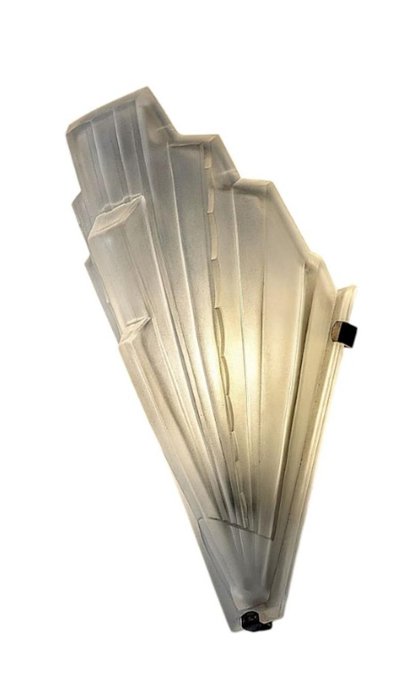 Paire d'Appliques Murales Art Déco Françaises par Sabino Bon état - En vente à Long Island City, NY