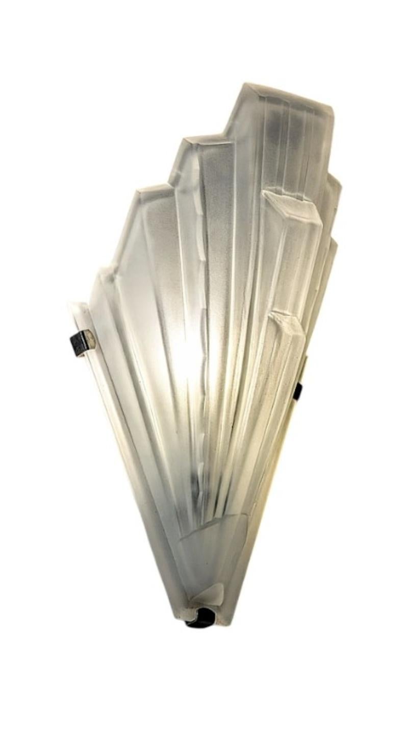 Art déco Paire d'Appliques Murales Art Déco Françaises par Sabino en vente