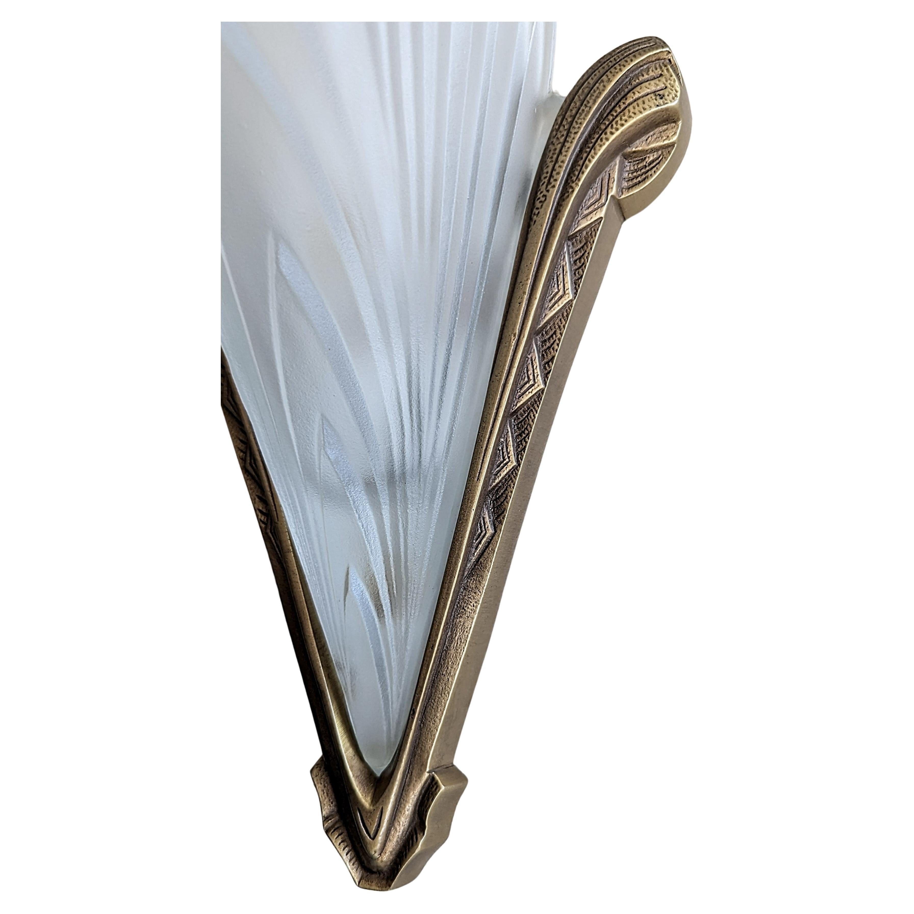 Pair of French Art Deco Wall Sconces In condizioni buone in vendita a Long Island City, NY