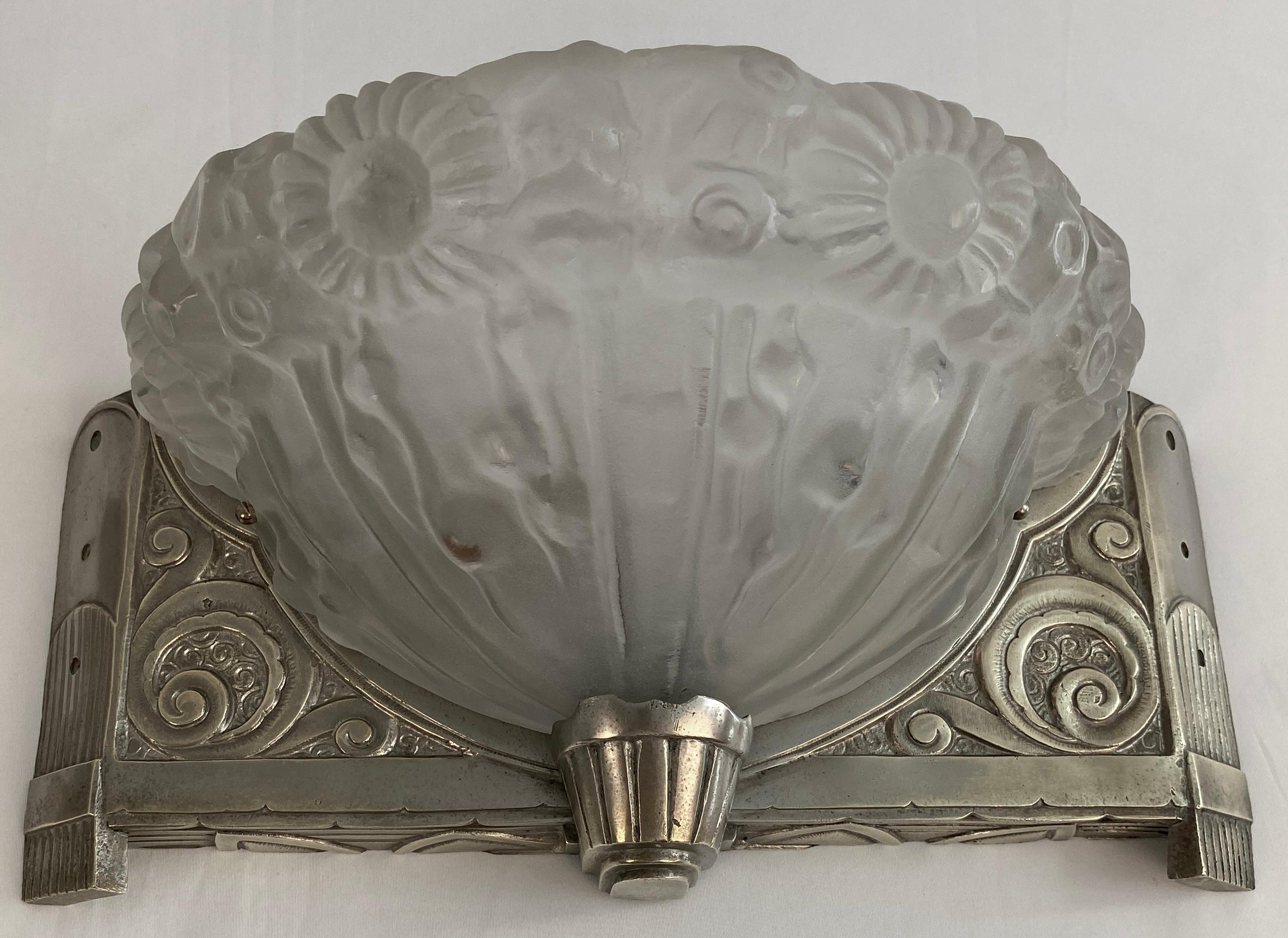 Paire d'appliques murales Art déco françaises dans le style de Degue en vente 8