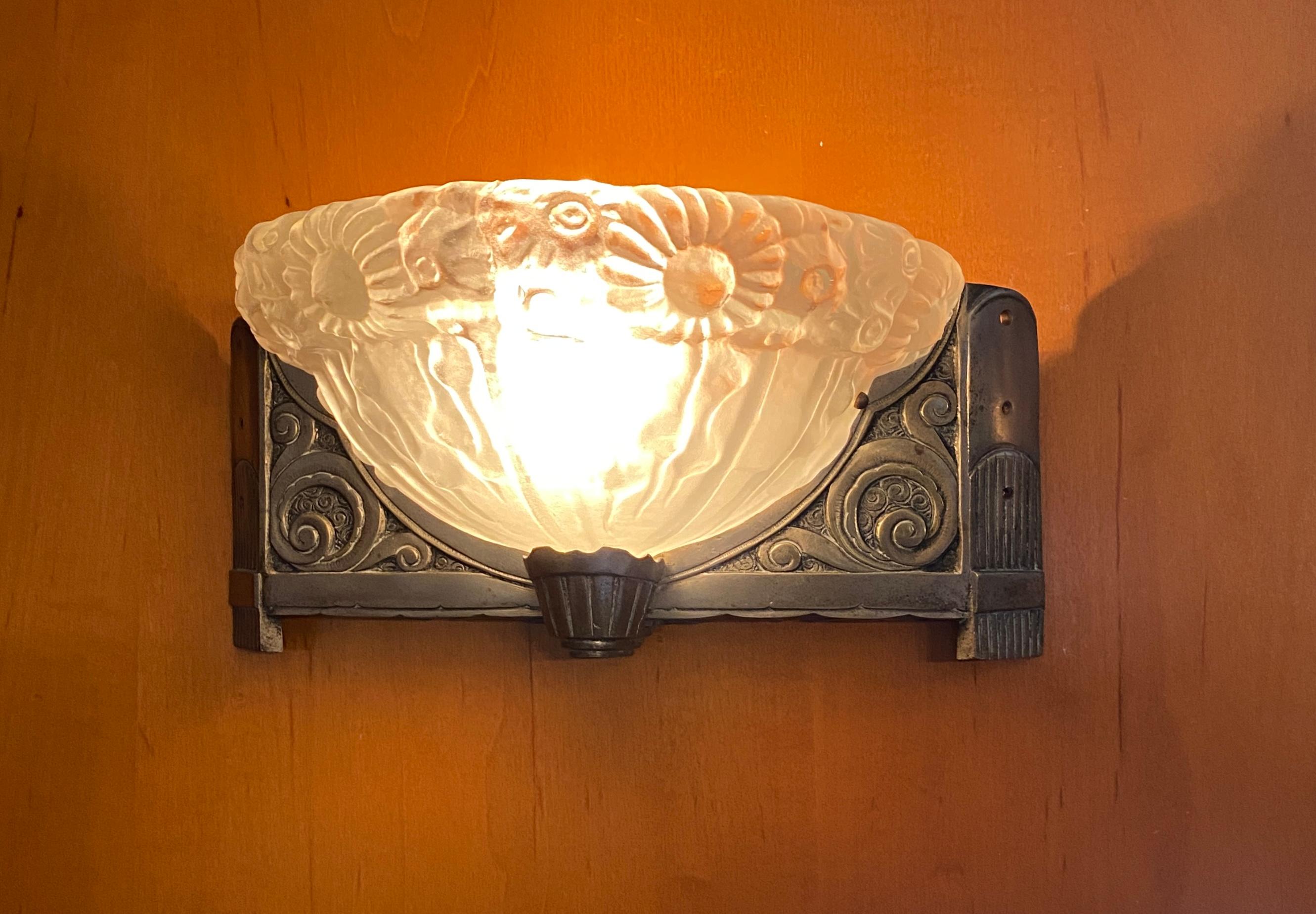 Paire d'appliques murales Art déco françaises dans le style de Degue en vente 2