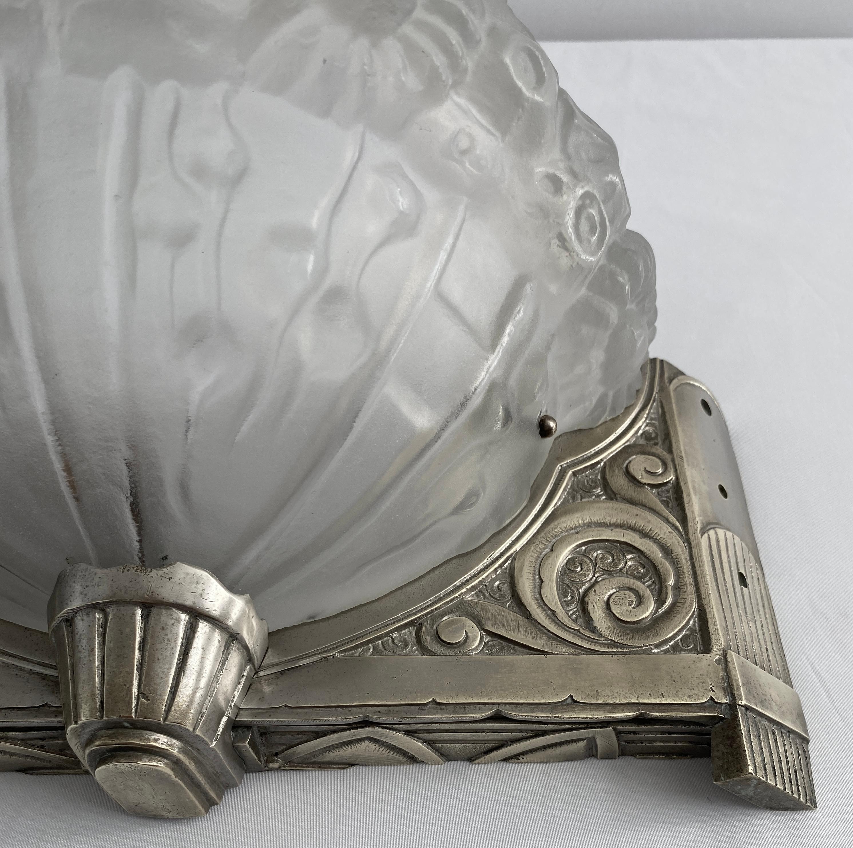 20ième siècle Paire d'appliques murales Art déco françaises dans le style de Degue en vente