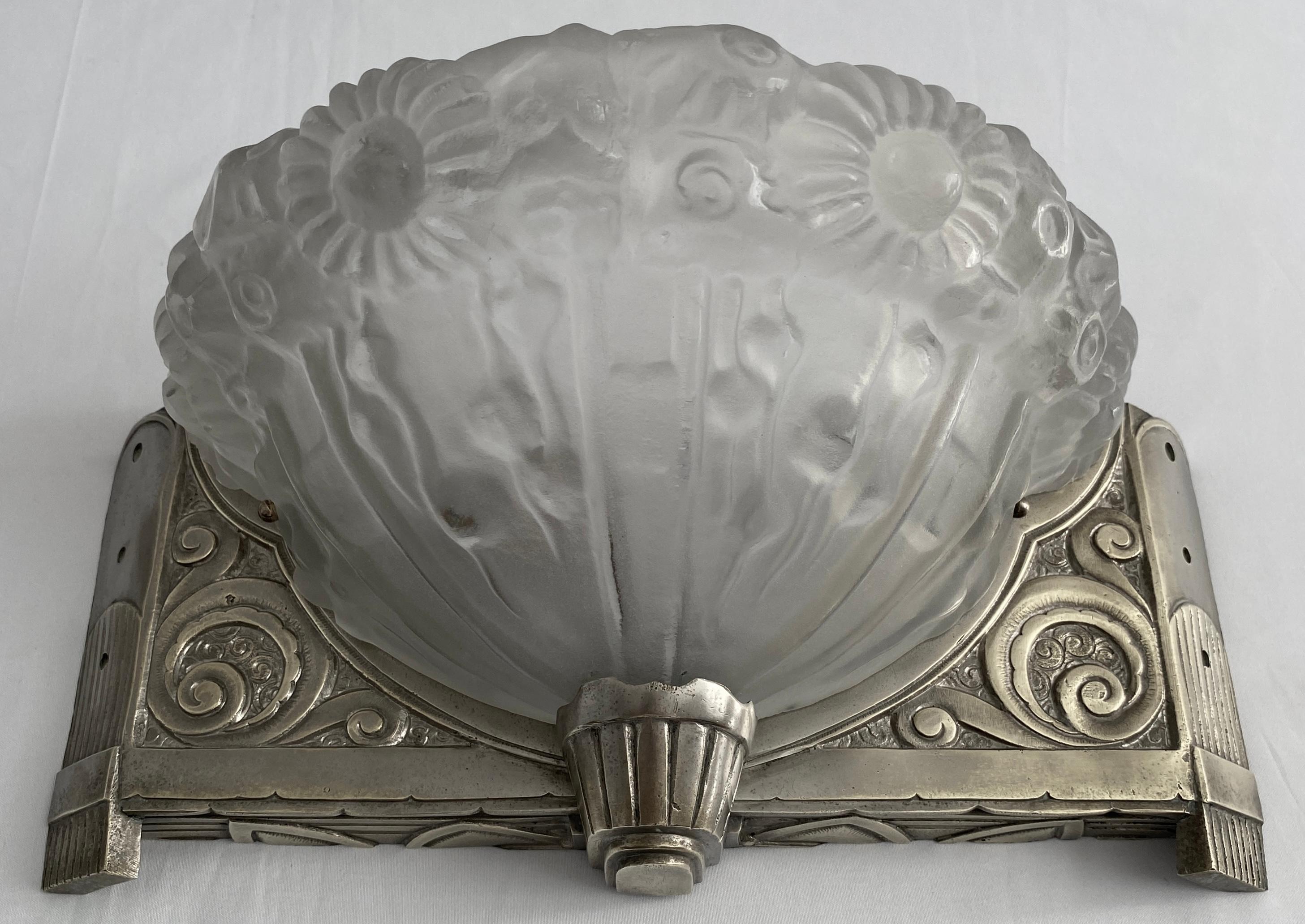 Paire d'appliques murales Art déco françaises dans le style de Degue en vente 1