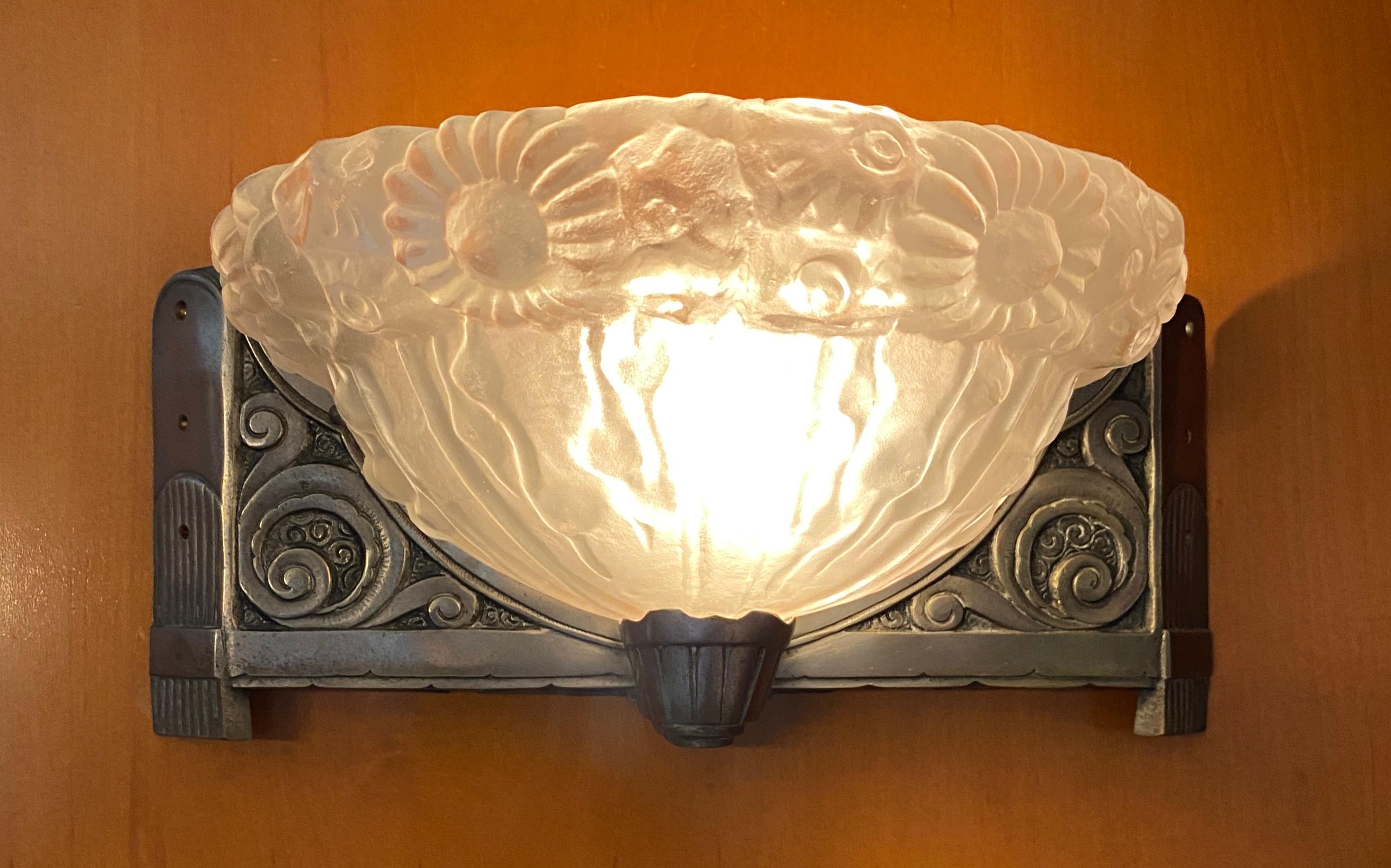Bronze Paire d'appliques murales Art déco françaises dans le style de Degue en vente