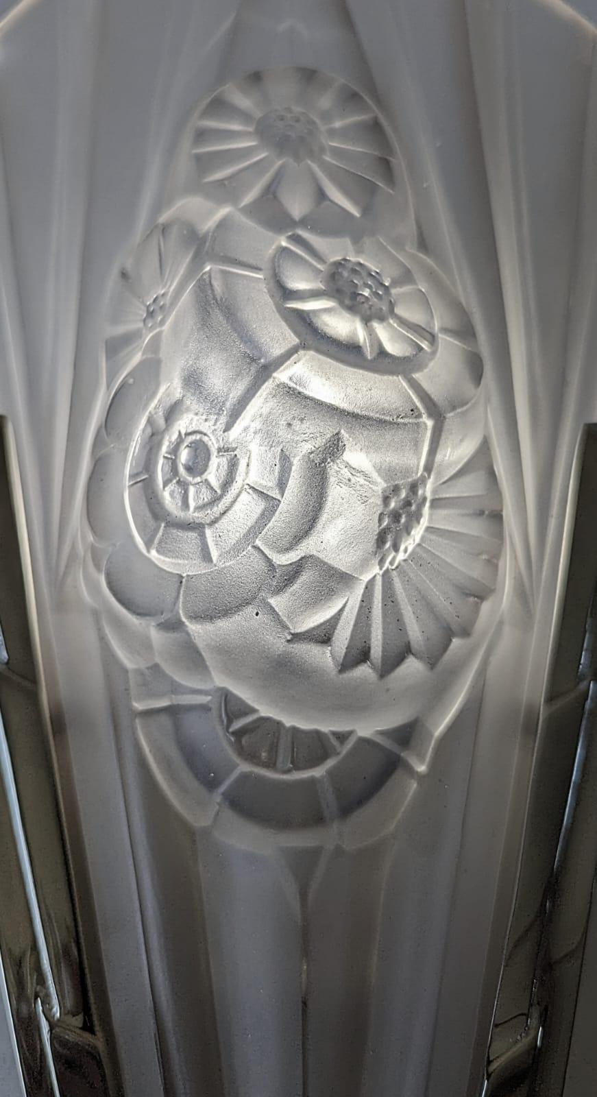 Moulage Paire d'Appliques Murales Art Déco Françaises Signées par Degue en vente
