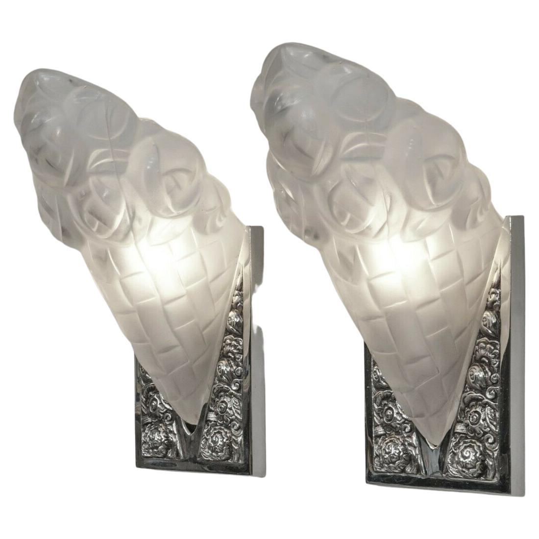 Moulage Paire d'Appliques Murales Art Déco Françaises Signées par Degue en vente