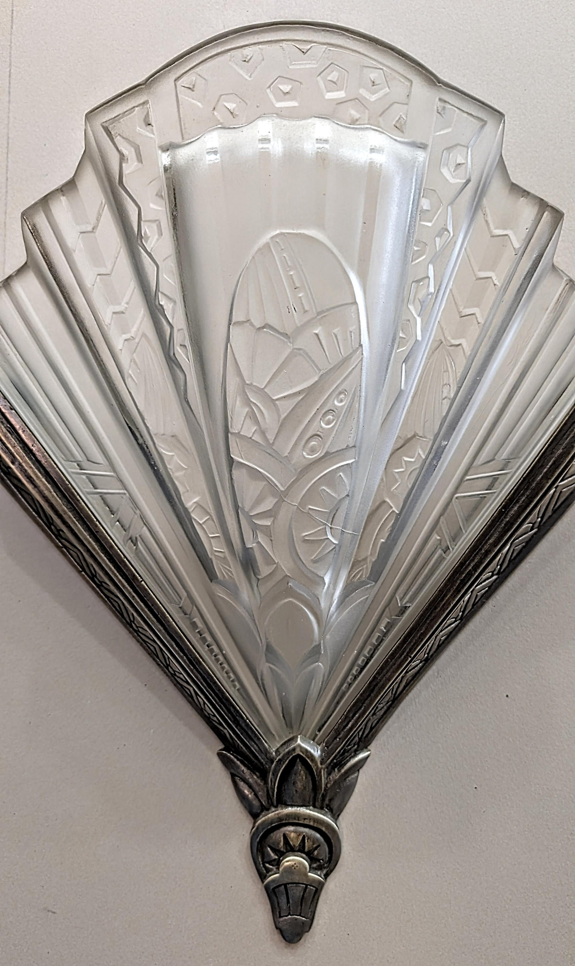 Art Déco Pair of French Art Deco Wall Sconces Signed by Frontisi in vendita