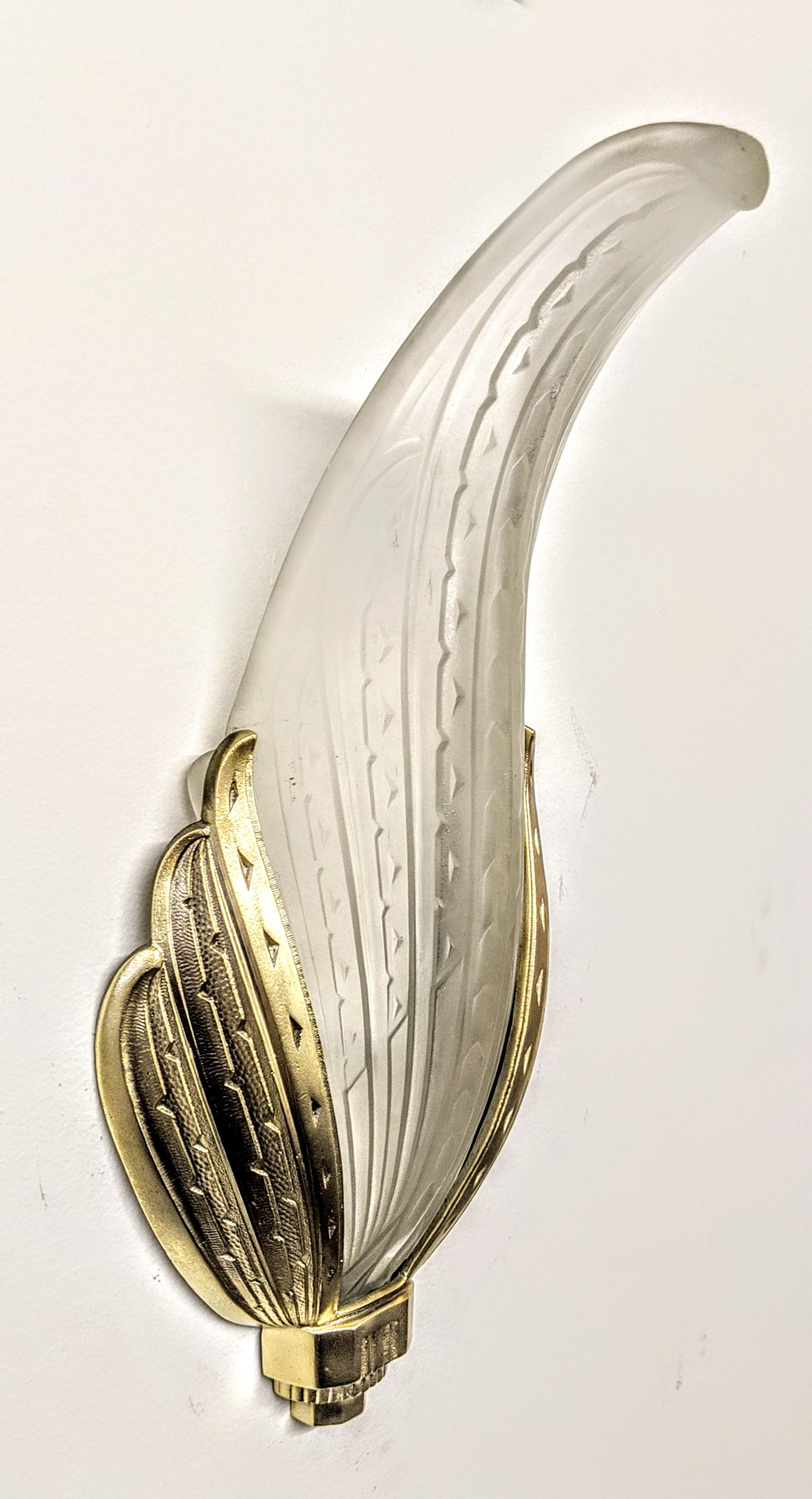 Pair of French Art Deco Wall Sconces Signed by Hanots (Art déco) im Angebot