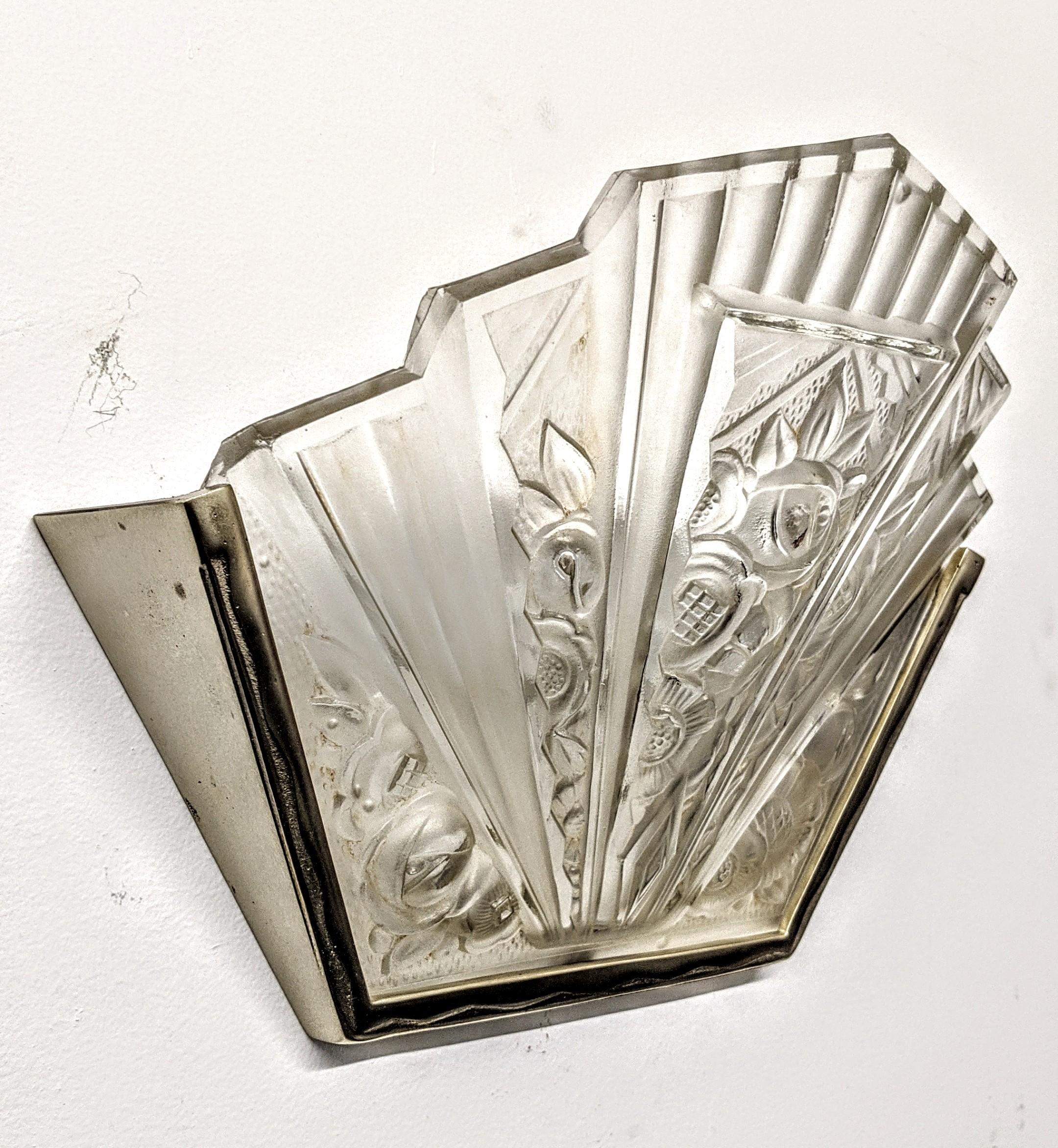 Pair of French Art Deco Wall Sconces signed by Verrerie des Hanots Art Decó en venta