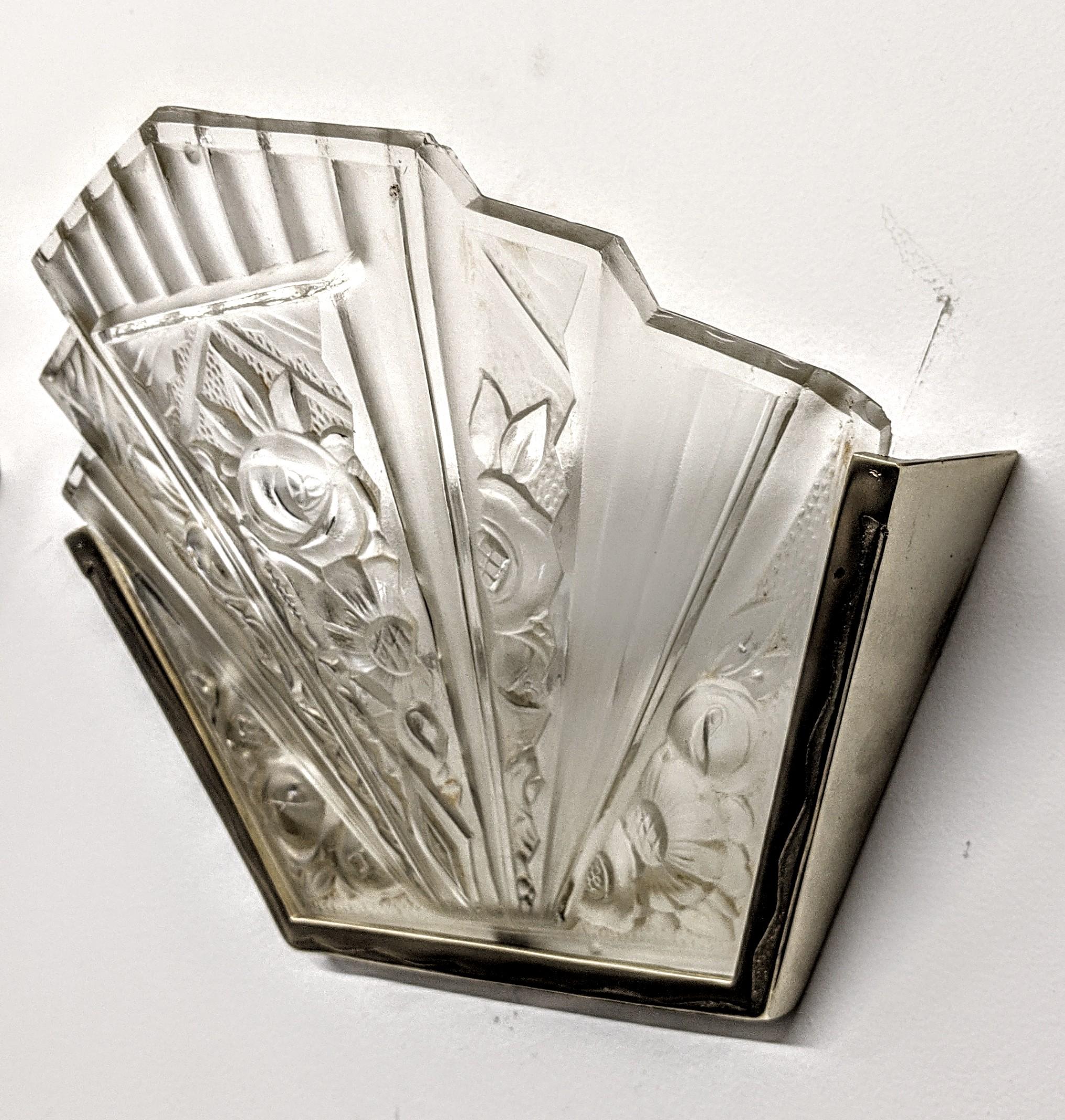 Pair of French Art Deco Wall Sconces signed by Verrerie des Hanots Francés en venta