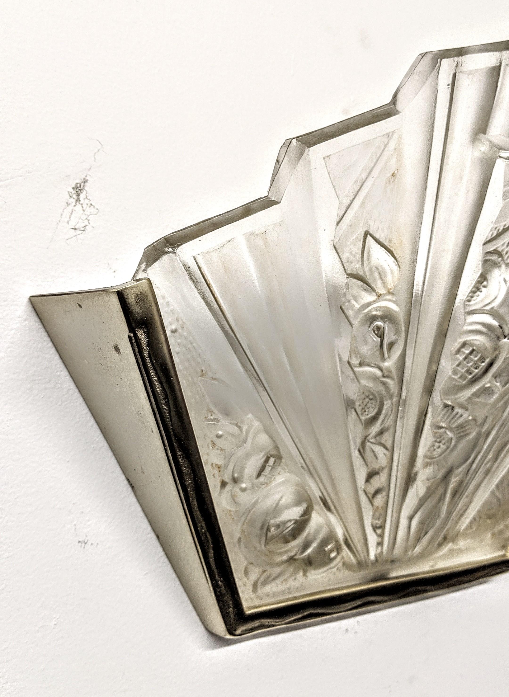 Pair of French Art Deco Wall Sconces signed by Verrerie des Hanots Vaciado en venta
