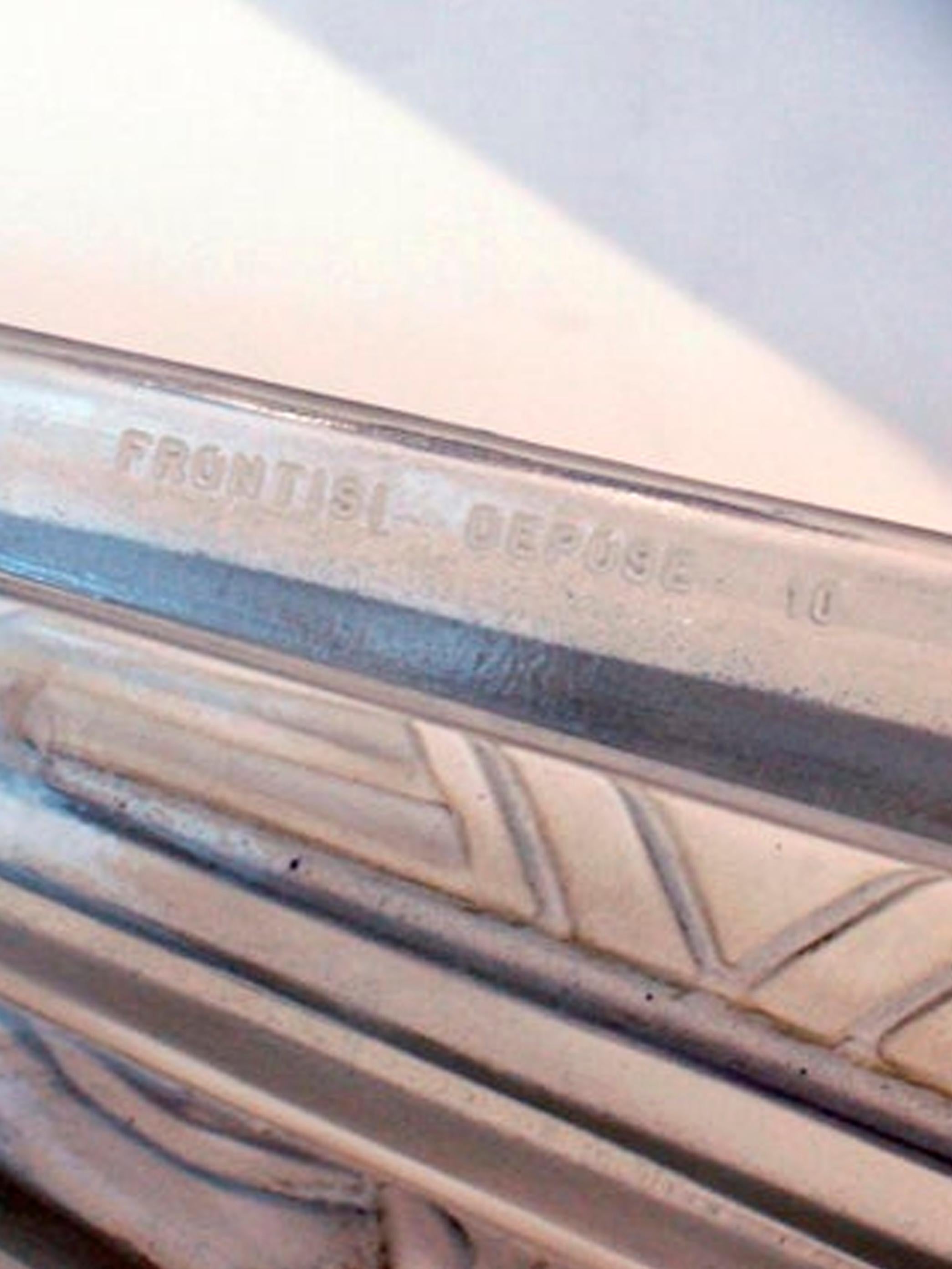 Paar französische Art-Déco-Wandleuchter, signiert Front (Bronze) im Angebot