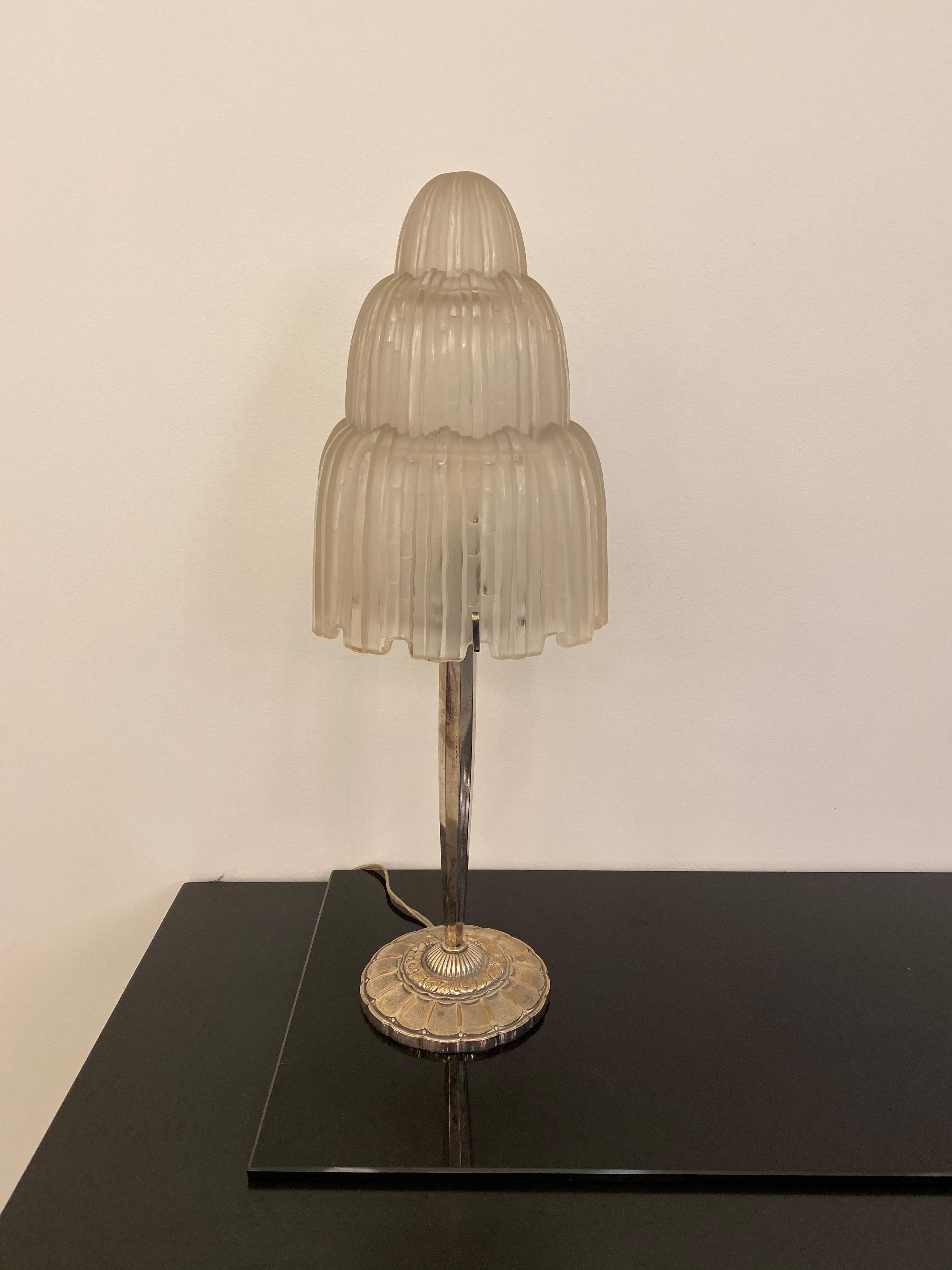 Magnifique paire de lampes de table Art Déco françaises créées par Marius Ernest Sabino, (1878-1961). Les abat-jour sont en verre dépoli transparent avec des détails polis appelés 