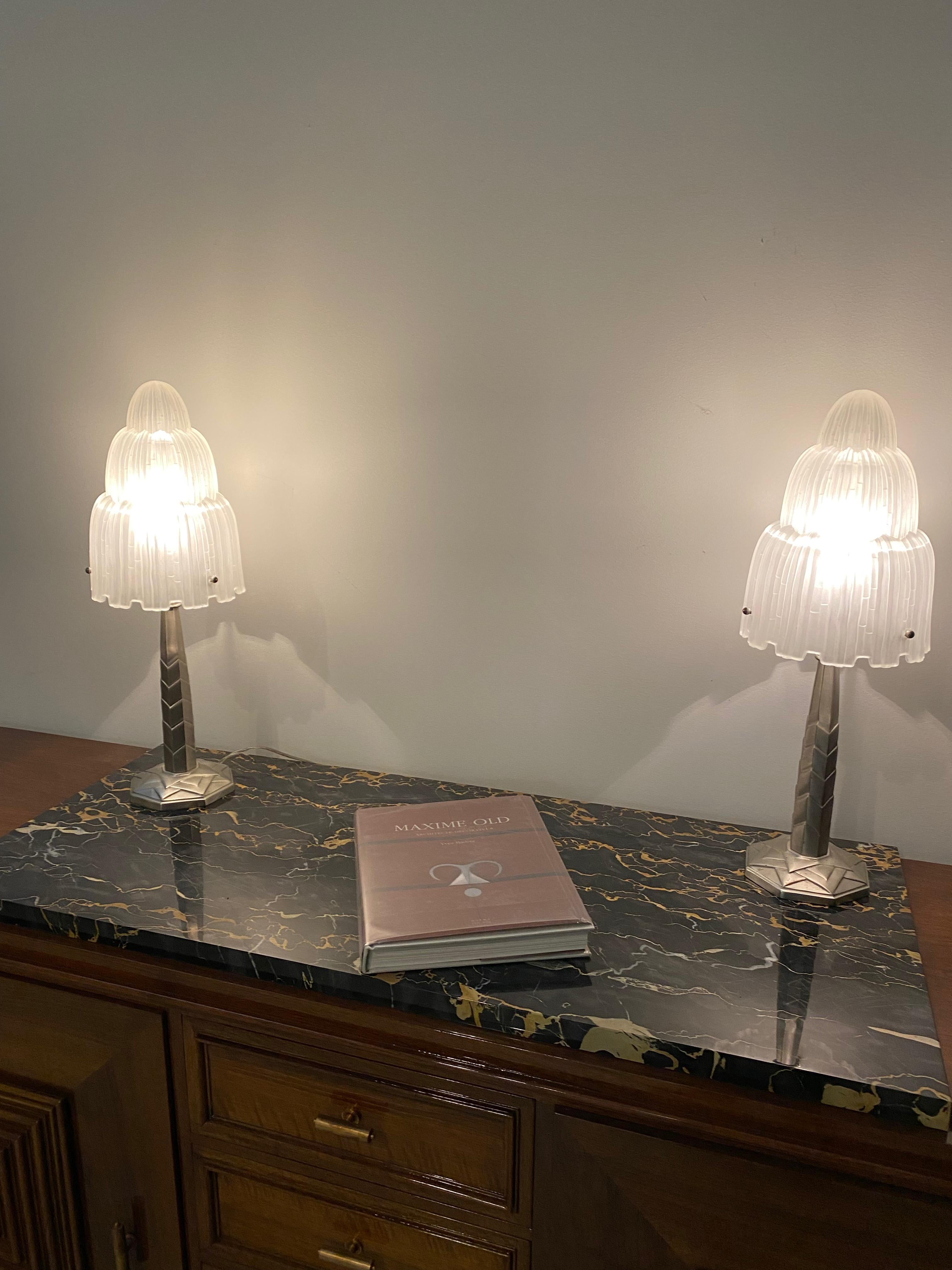 Art déco Paire de lampes de table Art Déco « cascade » signées par Sabino en vente