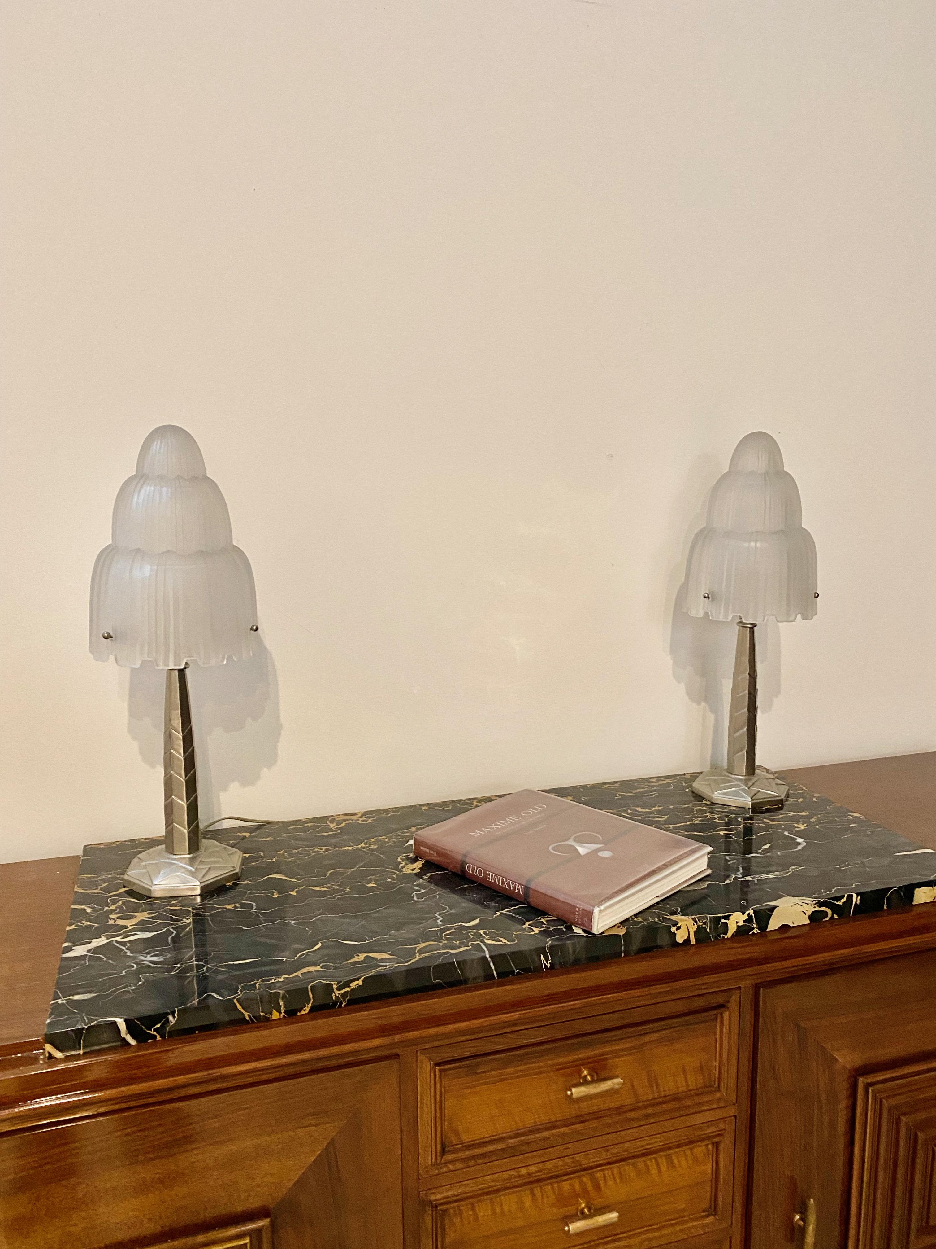 Paire de lampes de table Art Déco « cascade » signées par Sabino Bon état - En vente à North Bergen, NJ