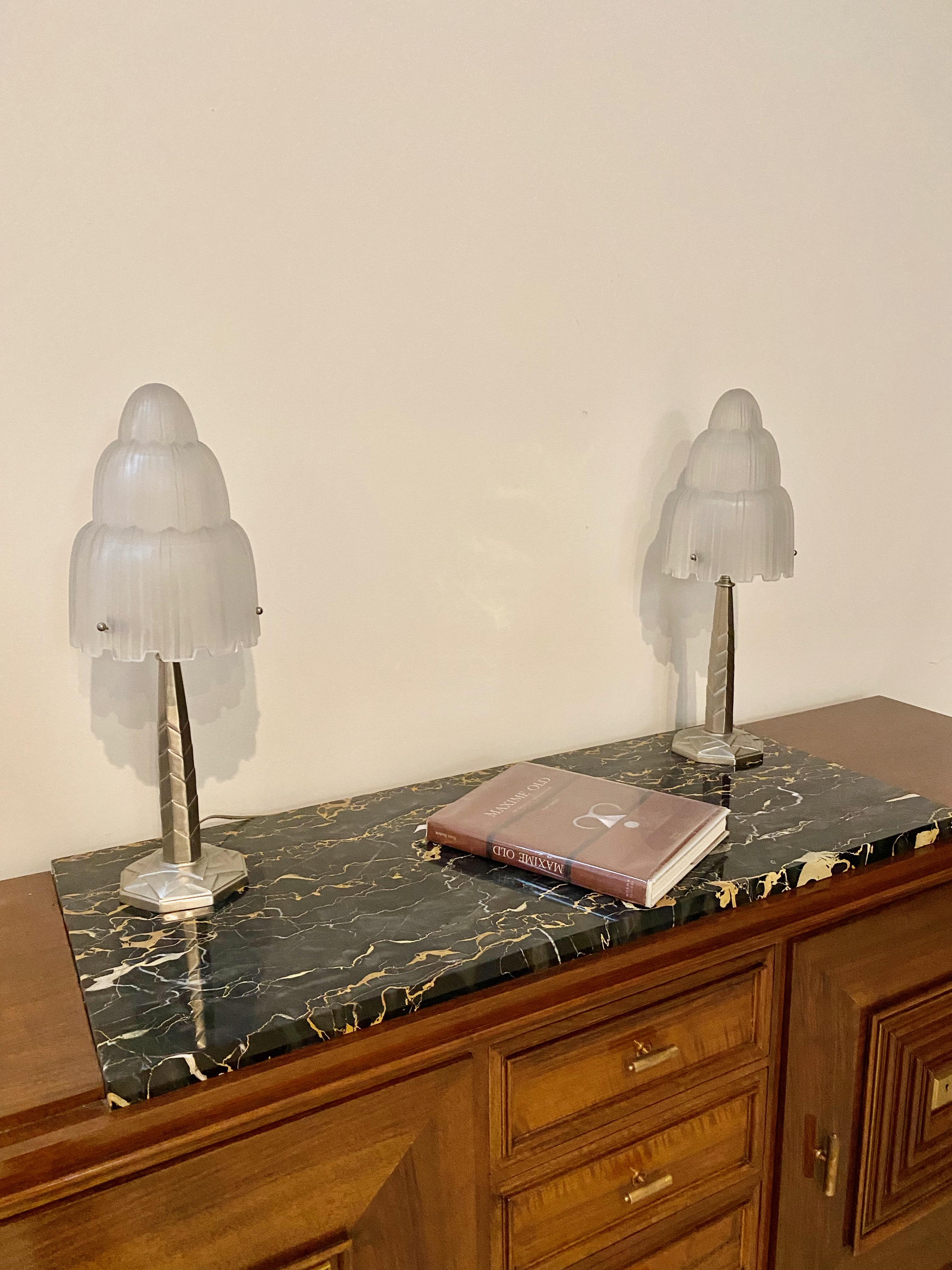20ième siècle Paire de lampes de table Art Déco « cascade » signées par Sabino en vente