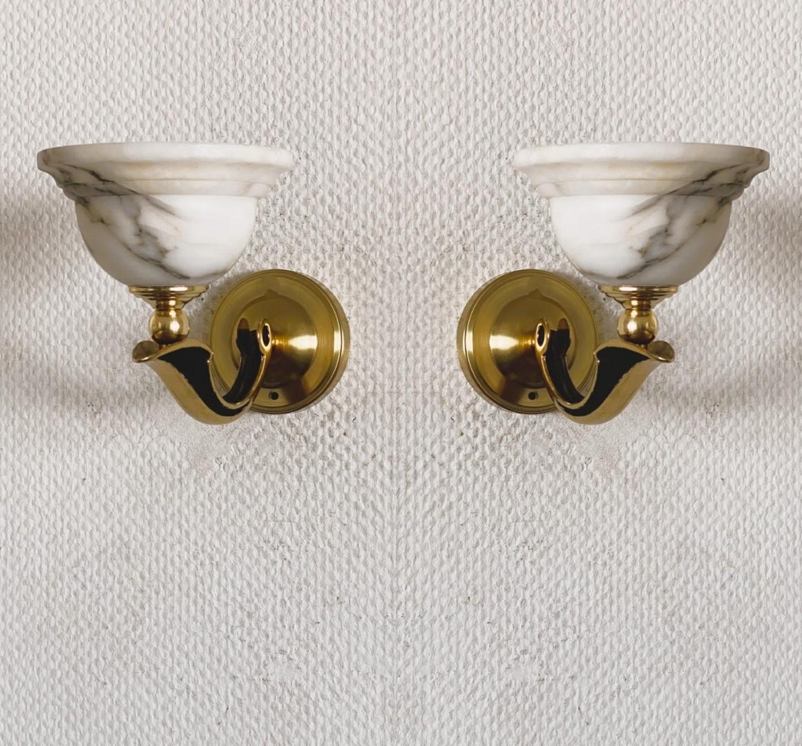 Pair of French Art Deco Alabaster Brass Wall Sconces, 1930s In Good Condition In Frankfurt am Main, DE