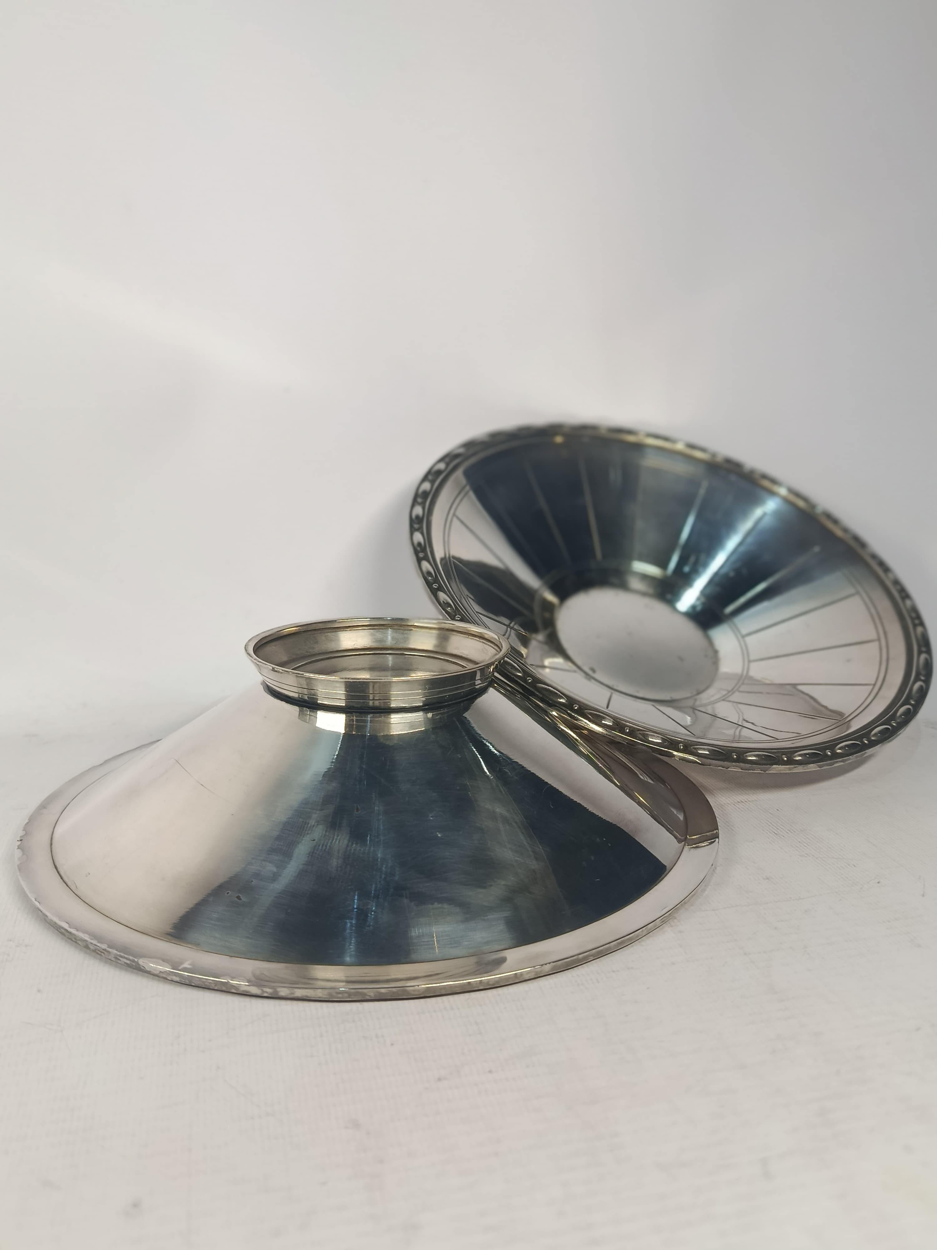Cette paire raffinée de centres de table Art déco, fabriqués en France vers 1930, incarne l'élégance et la précision géométrique de l'époque. Réalisées en métal blanc, les pièces affichent des lignes épurées, des proportions équilibrées et une