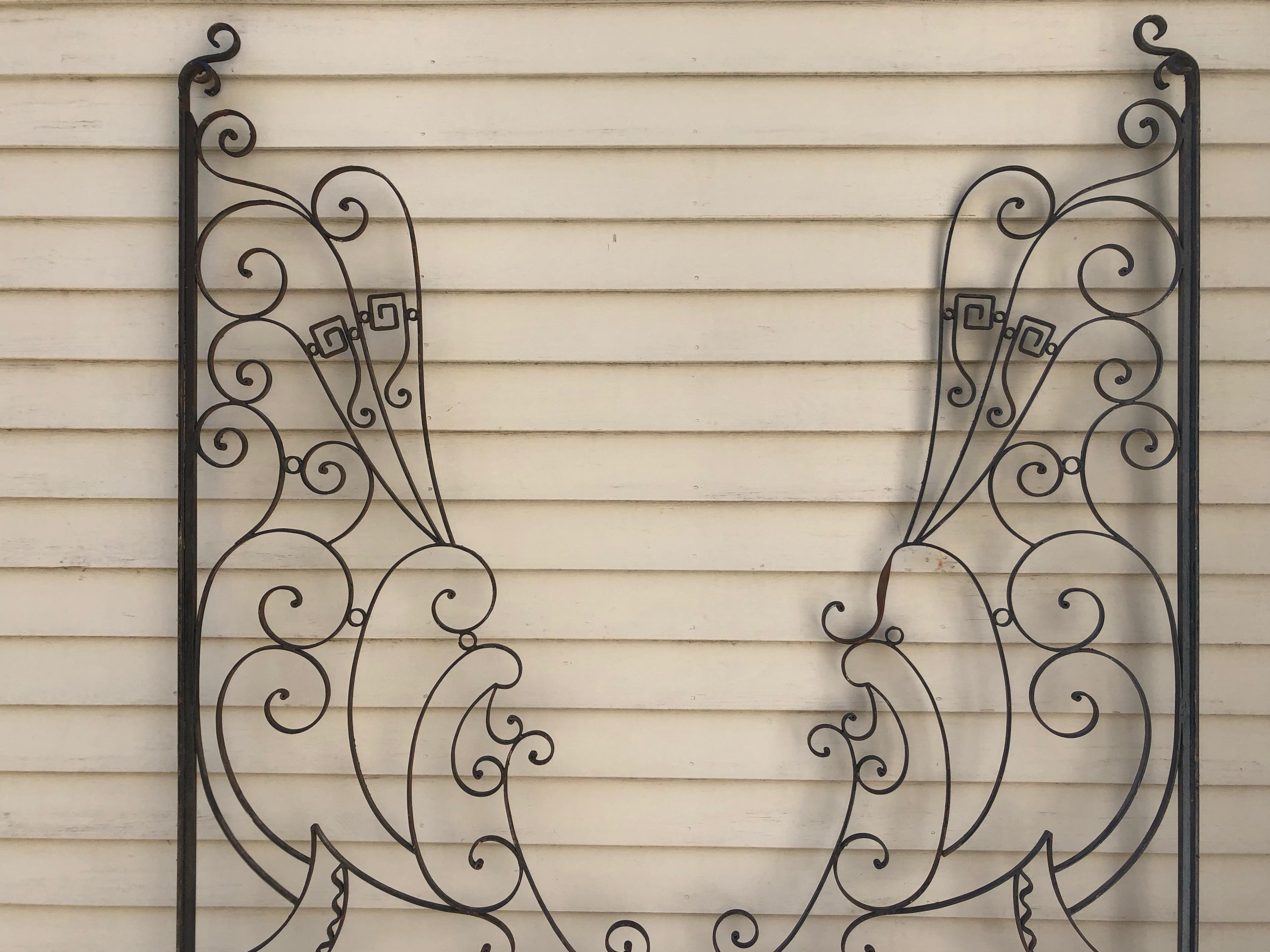 Paire de portails ou séparateurs de pièces en fer forgé Art Déco français Bon état - En vente à Woodbury, CT