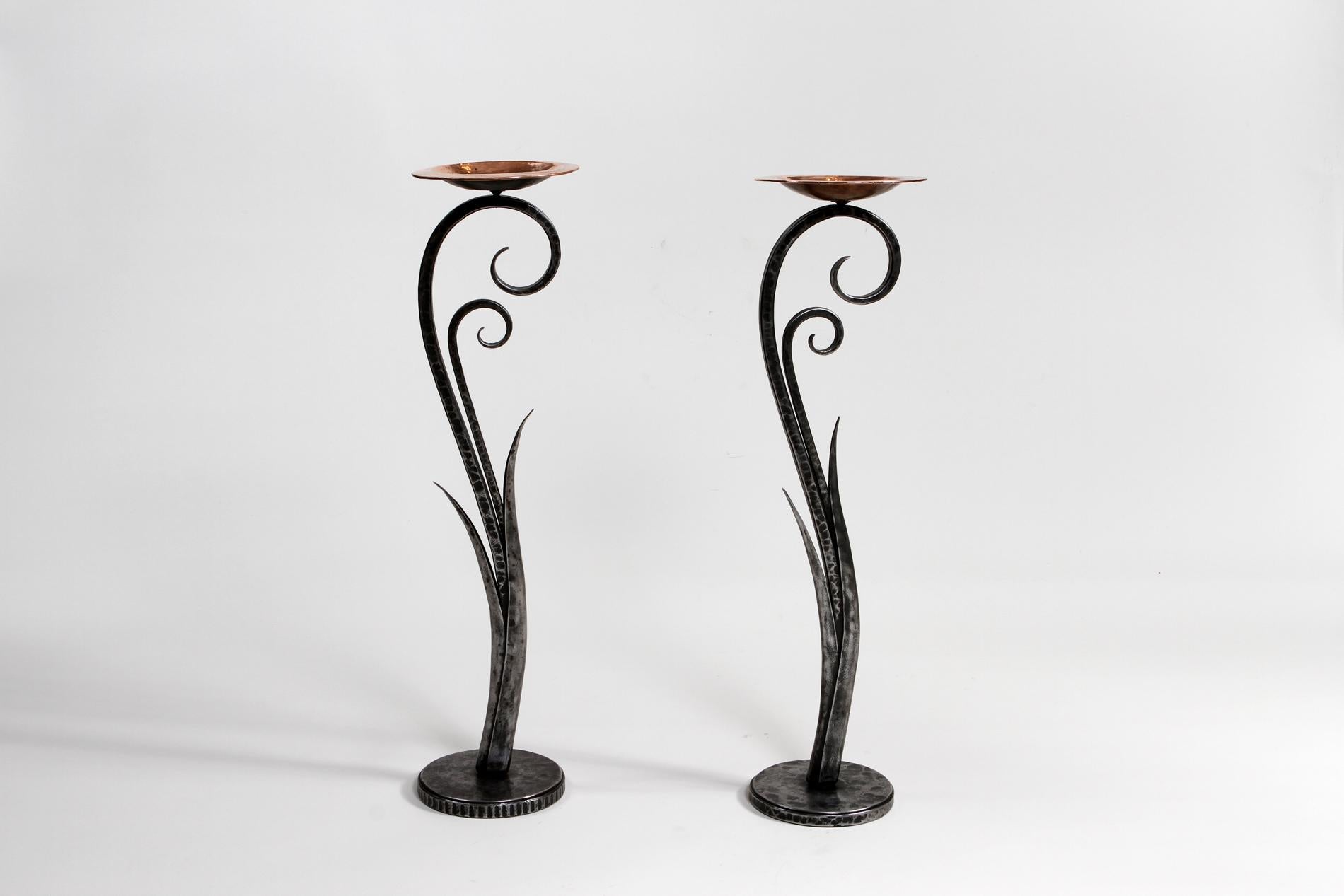 Paar französische Aschenbecher im Art Déco-Stil des Bildhauers Michel Zadounaïsky, um 1930. Sie sind aus Schmiedeeisen und oben aus Kupfer, beide auf dem Sockel signiert. Die elegante Form ist typisch für den Zadounaïsky-Stil und wird für jeden