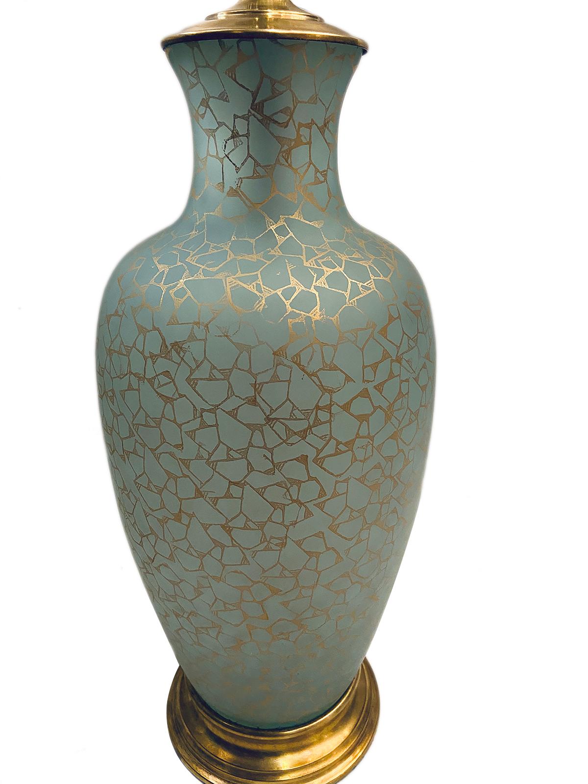 Paire de lampes de table en verre céladon avec motif doré, datant des années 1950.

Mesures :
Hauteur du corps : 17