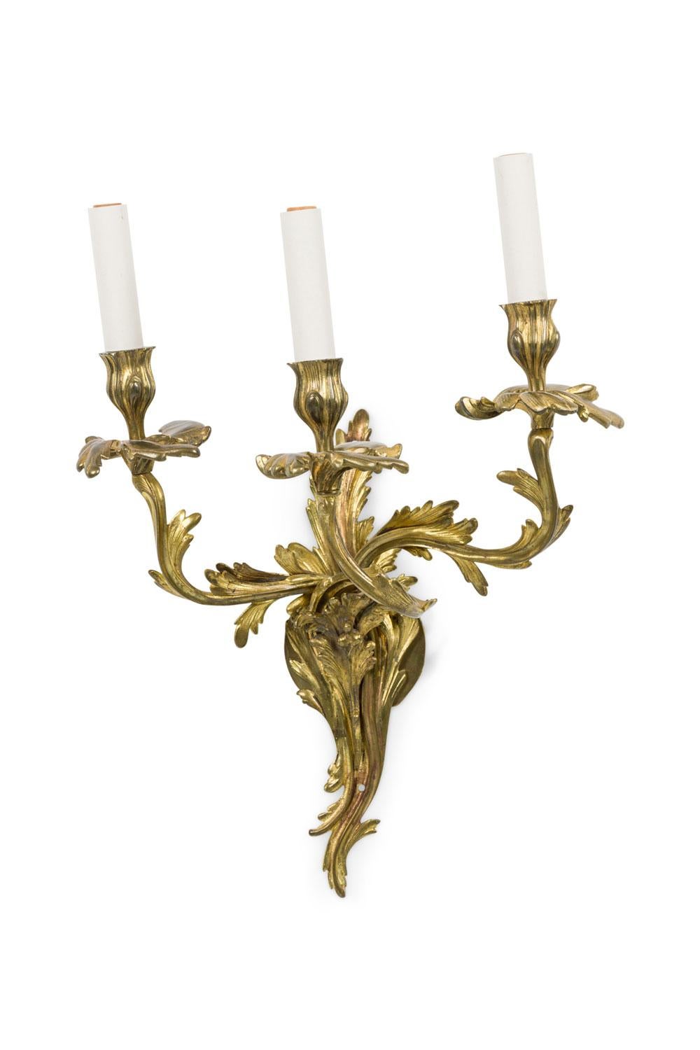 PAIRE d'appliques murales en laiton de style Art Nouveau avec trois bras feuillagés (PRIX POUR LA PAIRE)

Bon état correspondant à l'âge et à l'utilisation