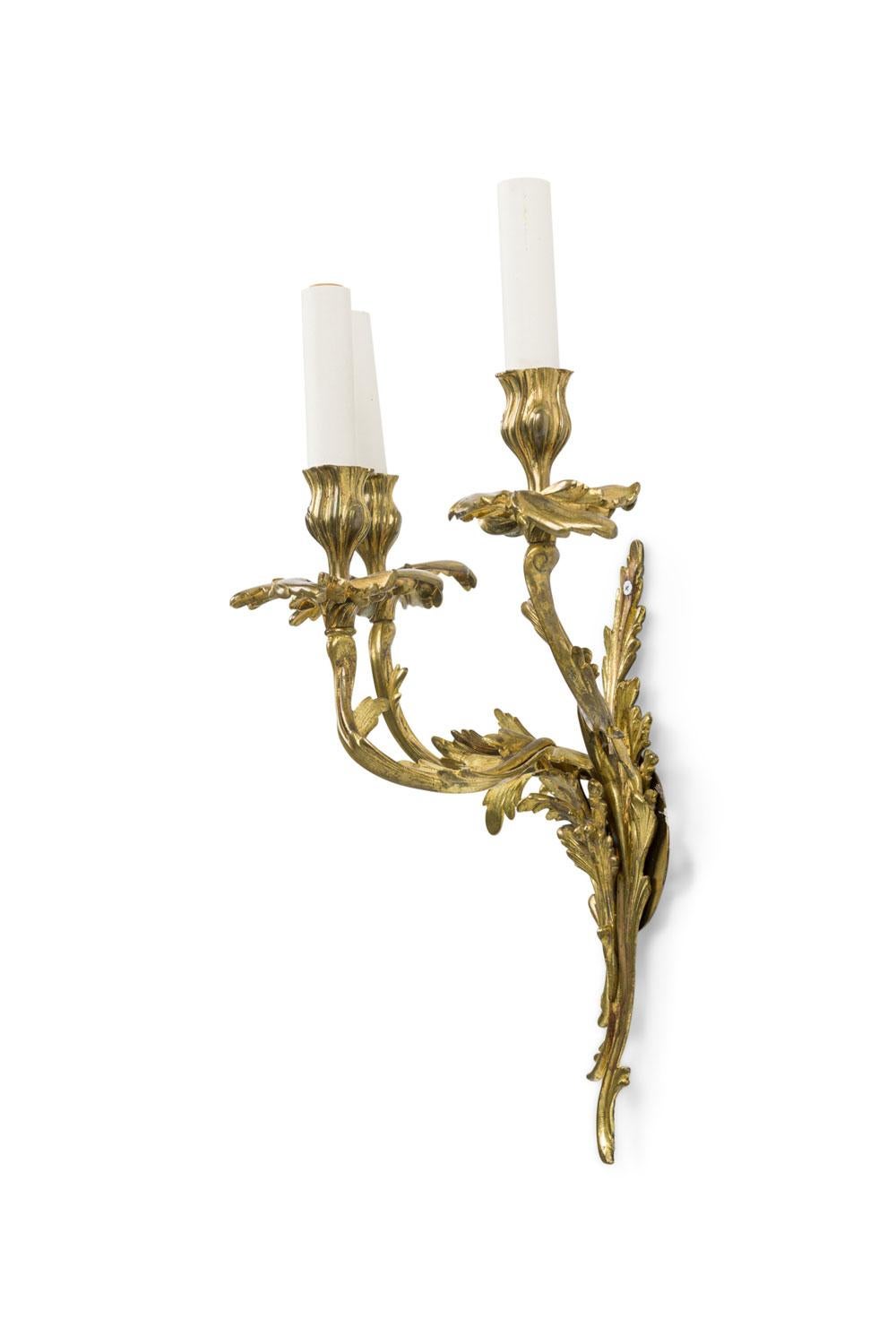 Art nouveau Paire d'appliques murales Art Nouveau en laiton à 3 bras en vente