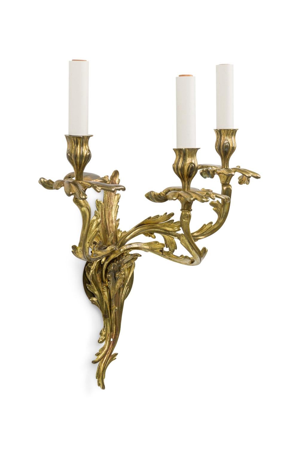 Français Paire d'appliques murales Art Nouveau en laiton à 3 bras en vente