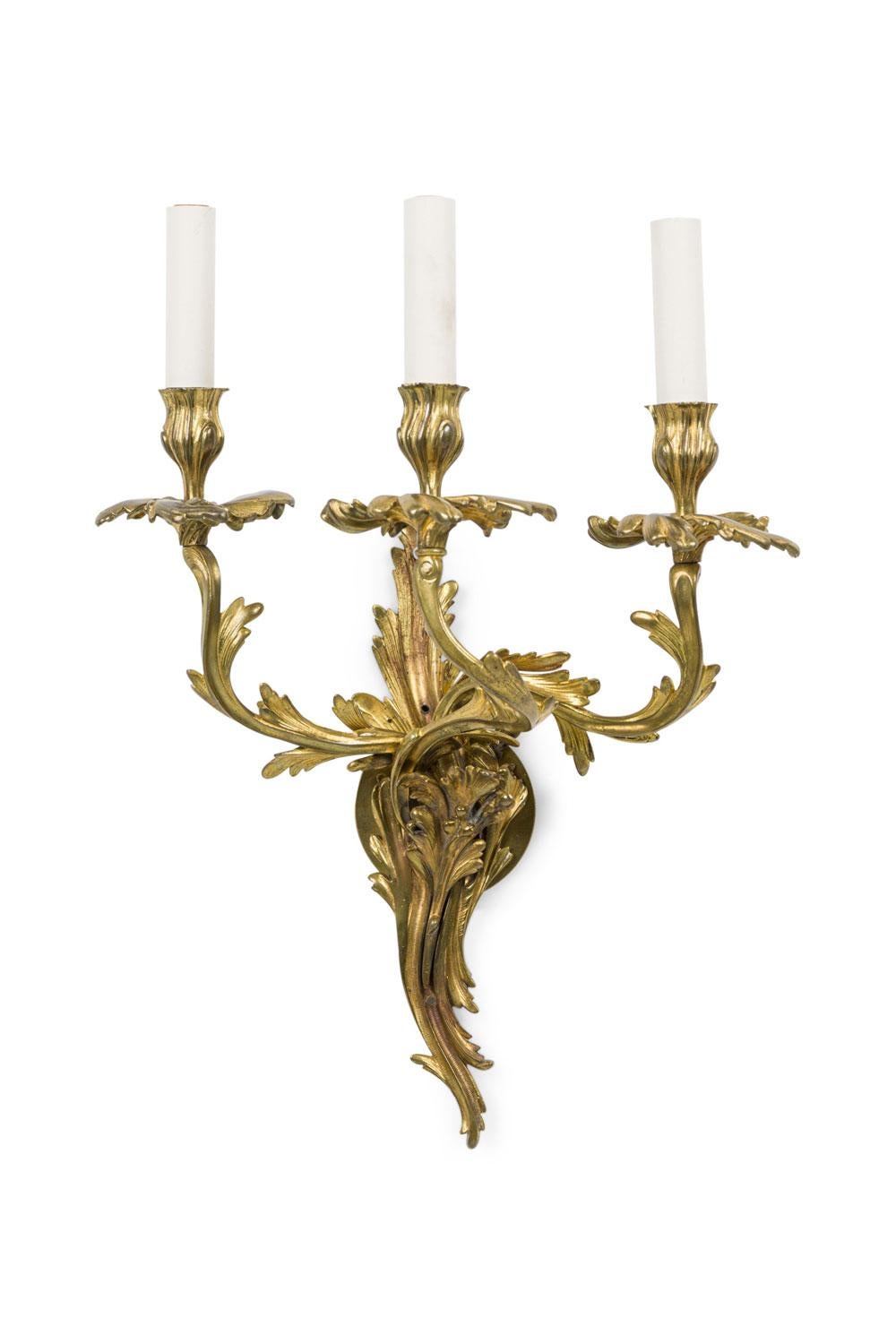 Paire d'appliques murales Art Nouveau en laiton à 3 bras Bon état - En vente à Queens, NY