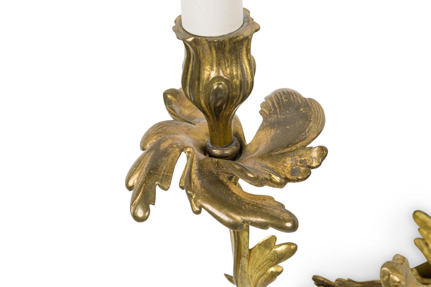 Paire d'appliques murales Art Nouveau en laiton à 3 bras en vente 1