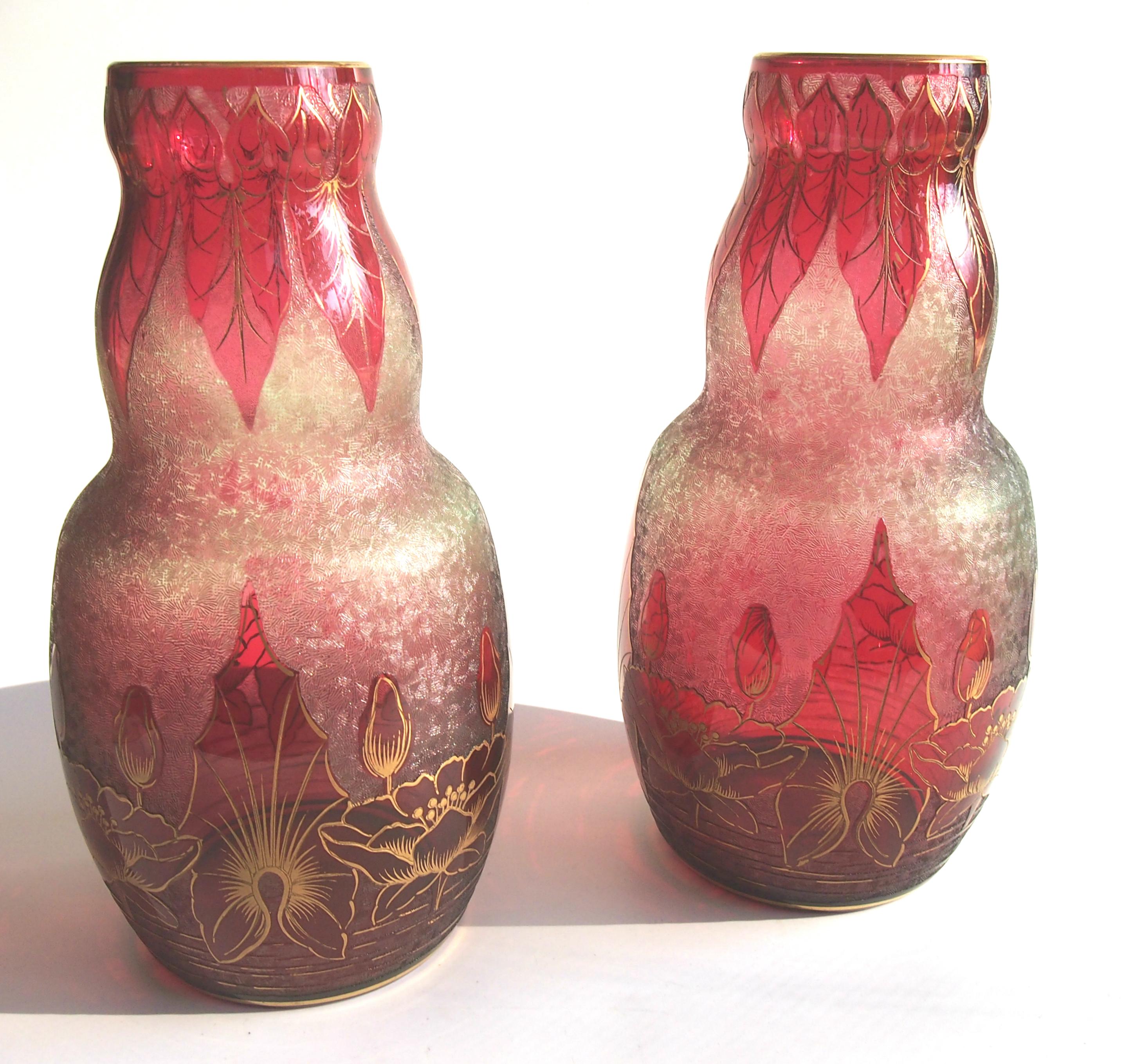 Importante paire de vases camées en cristal doré de Baccarat Art Nouveau, rouge profond sur vert pâle, représentant une scène aquatique stylisée avec des nénuphars. Comme pour la plupart des premiers camées de Baccarat, il existe un motif fin
