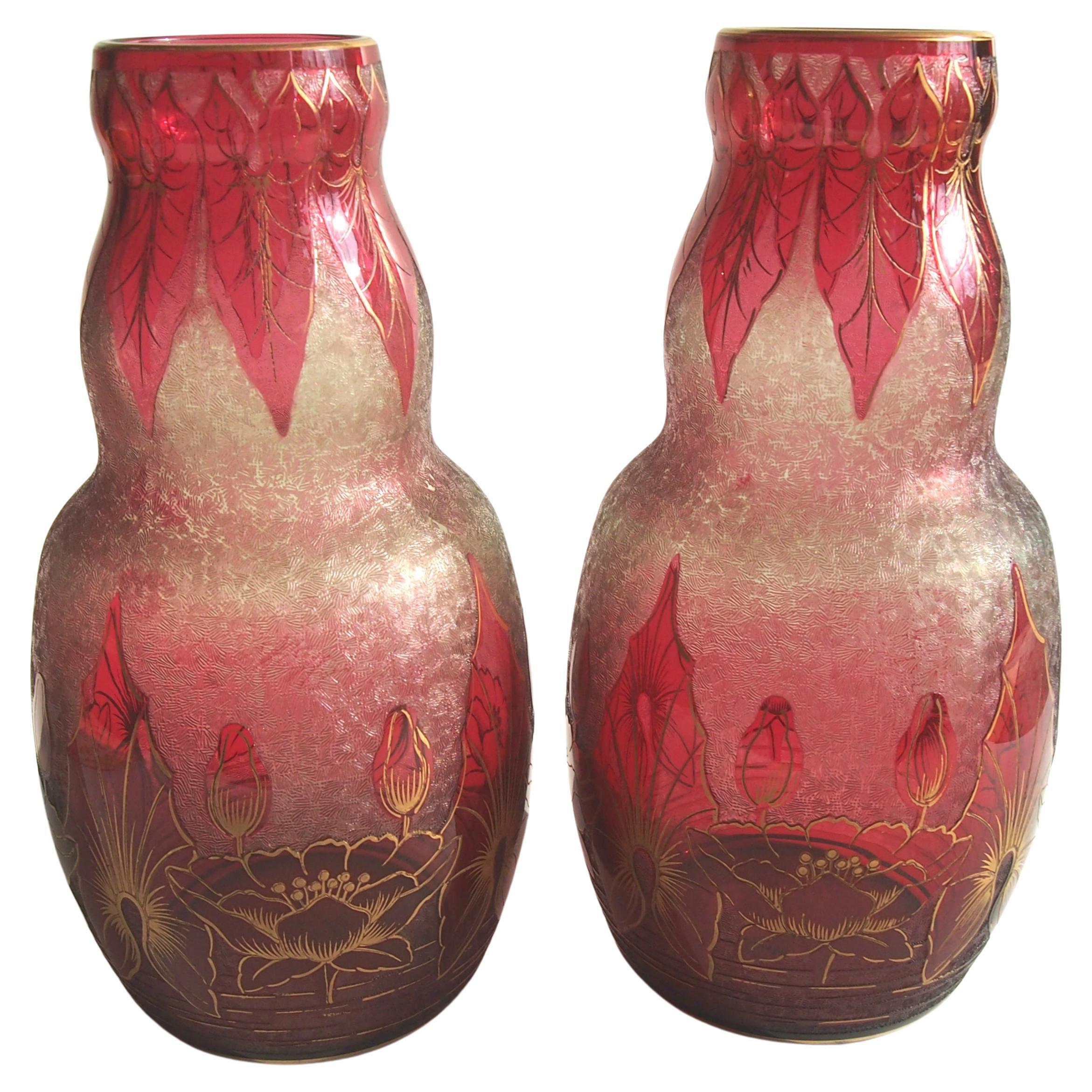 Paire de vases Art Nouveau français en cristal de Baccarat avec camée et verre aquatique doré