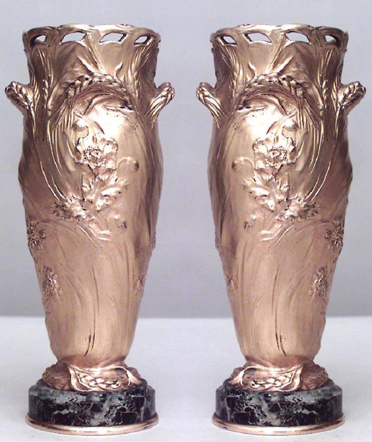Coppia di vasi francesi Art Nouveau Barbedienne in bronzo Dore In condizioni buone in vendita a Queens, NY
