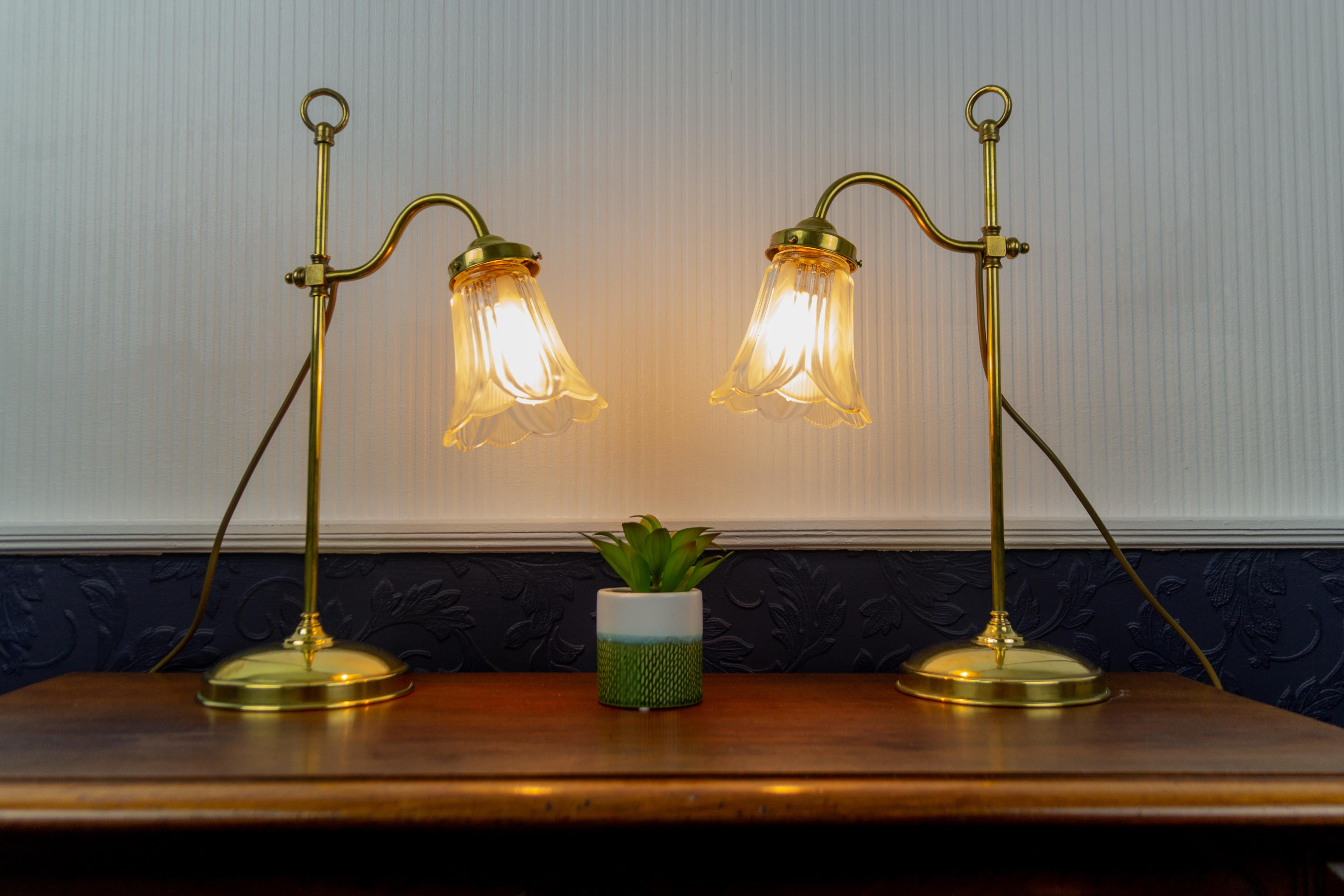 Paire de lampes de bureau françaises Art Nouveau en laiton et verre de forme florale en vente 2