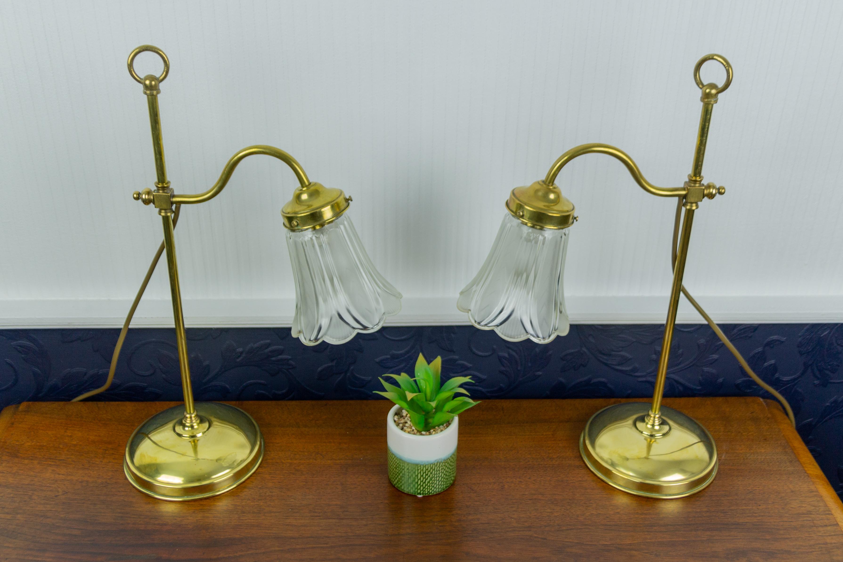 Paire de lampes de bureau françaises Art Nouveau en laiton et verre de forme florale en vente 3