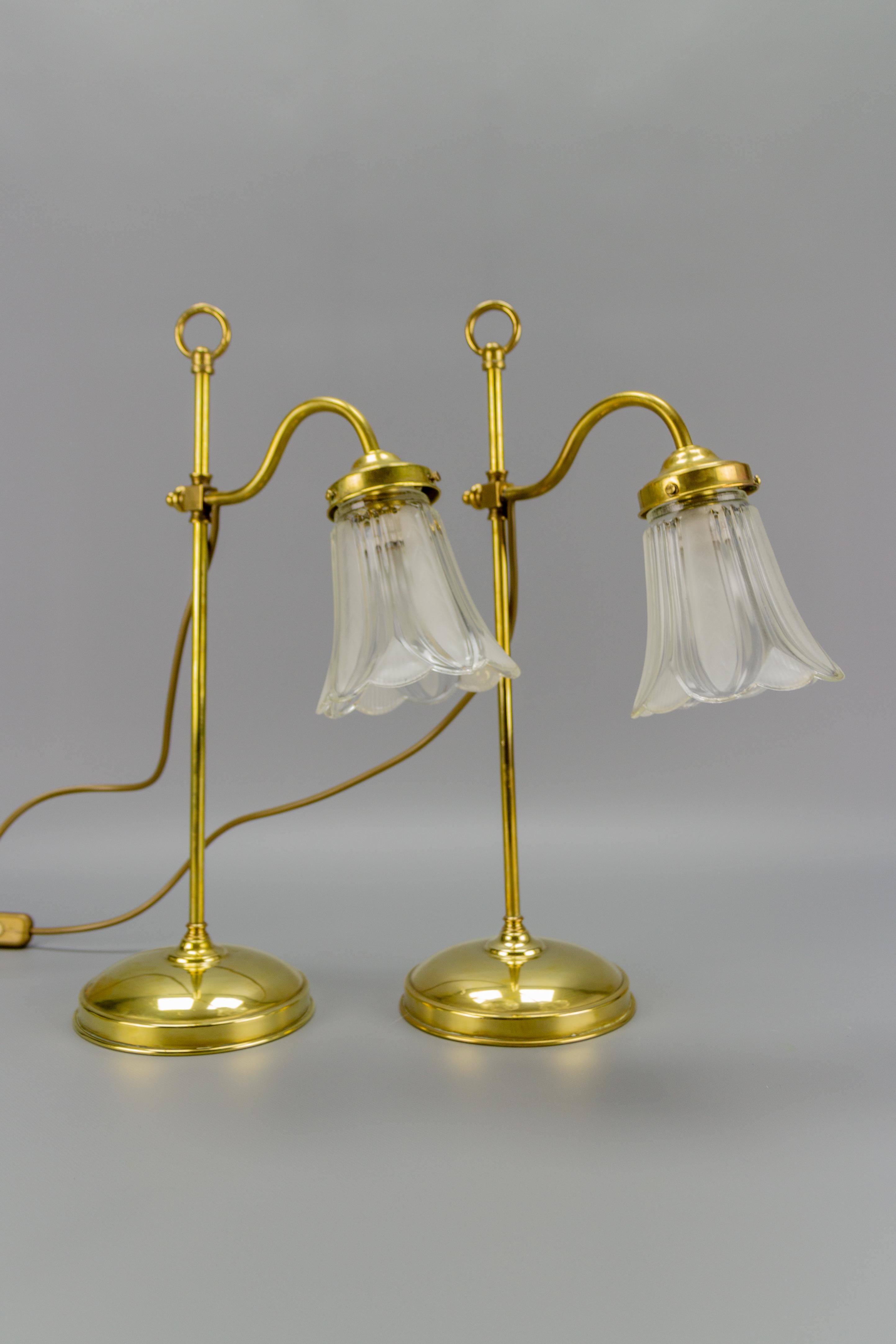 Paire de lampes de bureau françaises Art Nouveau en laiton et verre de forme florale en vente 7