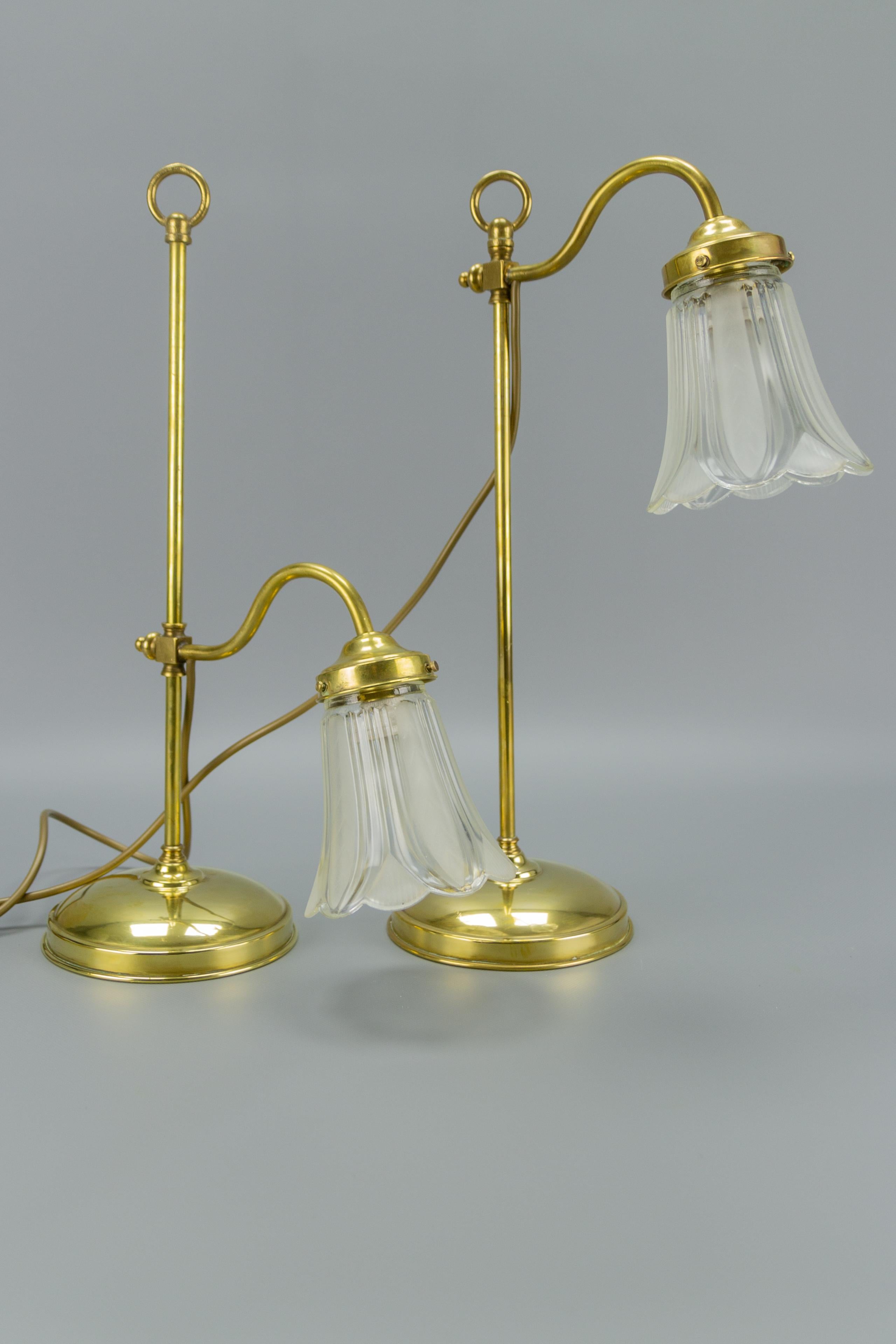 Français Paire de lampes de bureau françaises Art Nouveau en laiton et verre de forme florale en vente