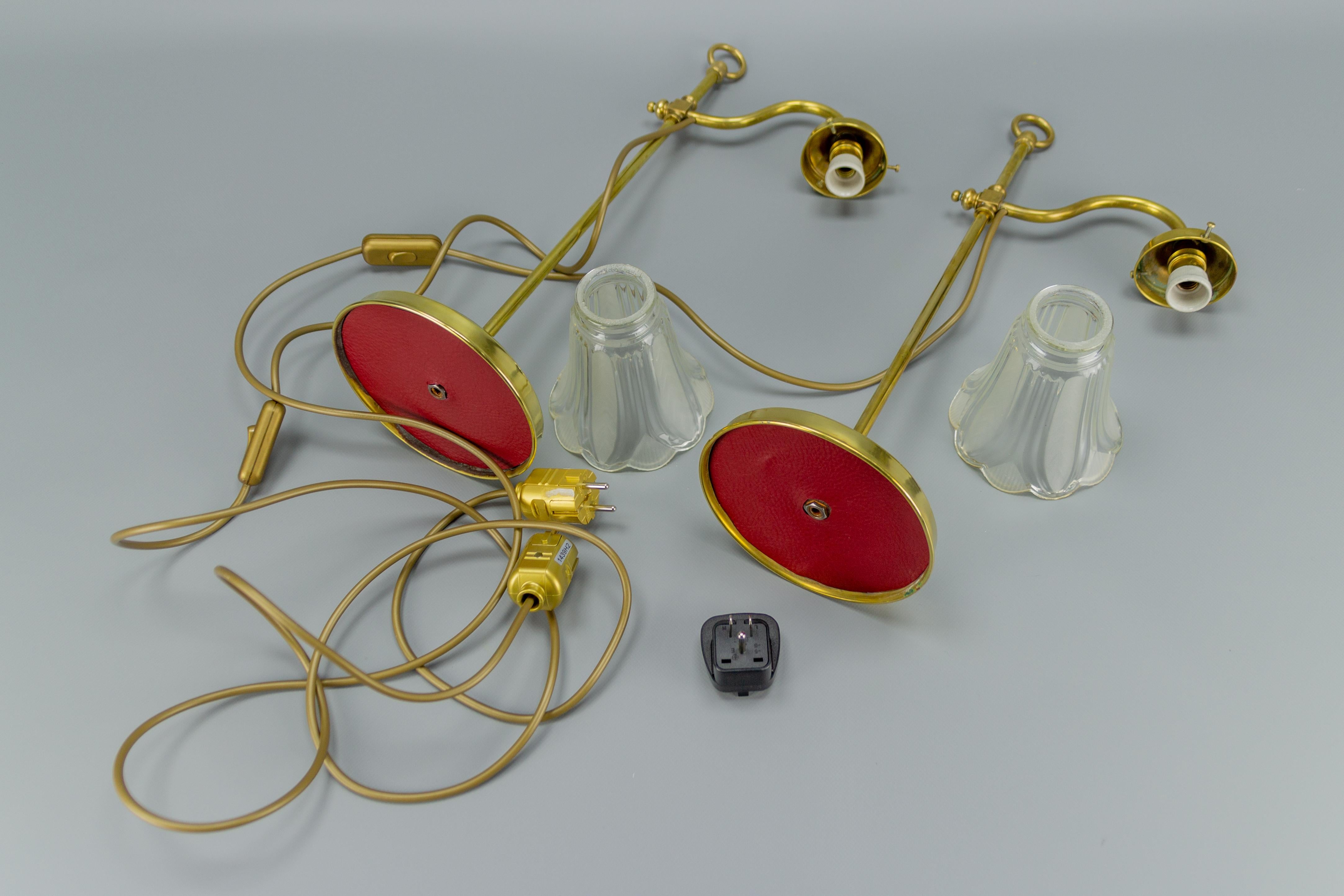 Laiton Paire de lampes de bureau françaises Art Nouveau en laiton et verre de forme florale en vente